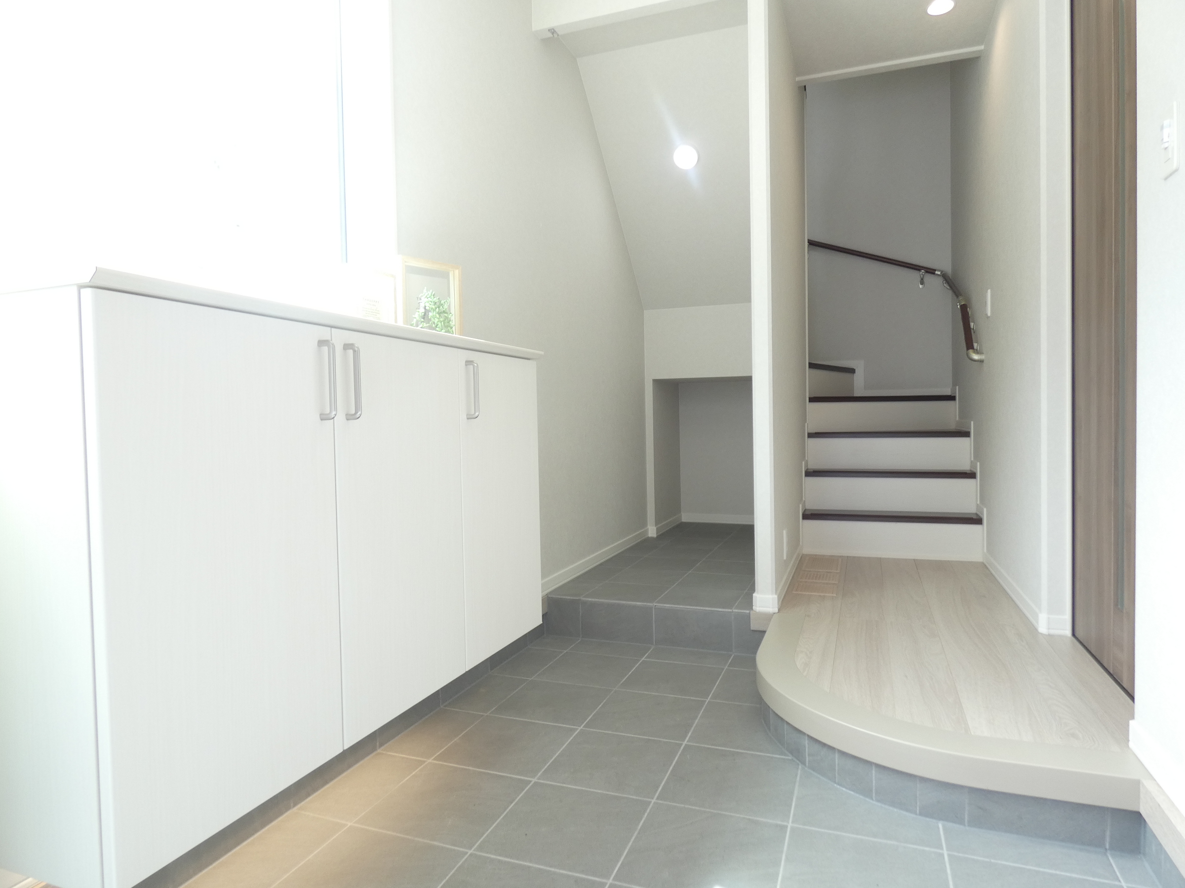 階段下を有効活用したタタキ納戸（2026.4撮影）