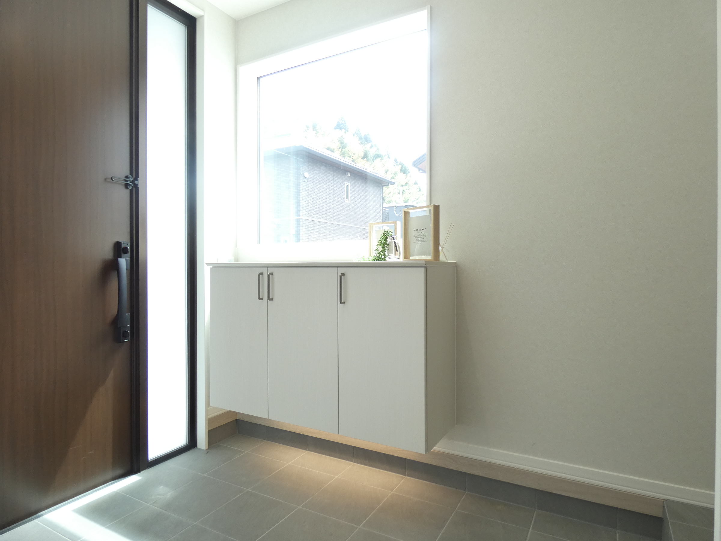 大きな窓で明るい玄関です（2026.4撮影）