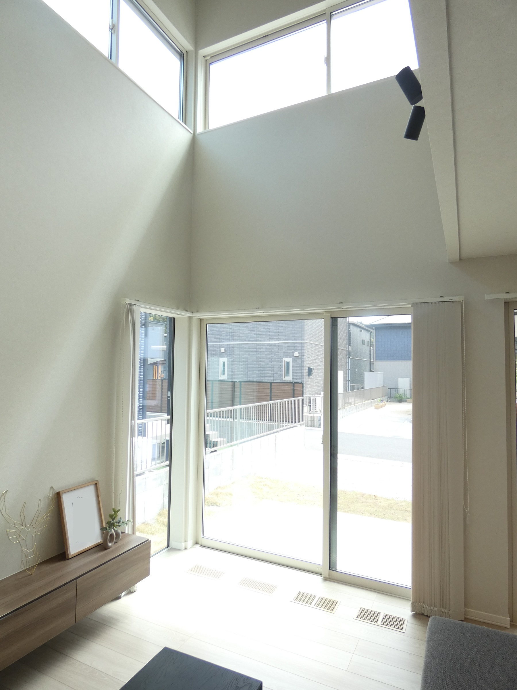 吹き抜けのあるLDKです。（2026.4撮影）