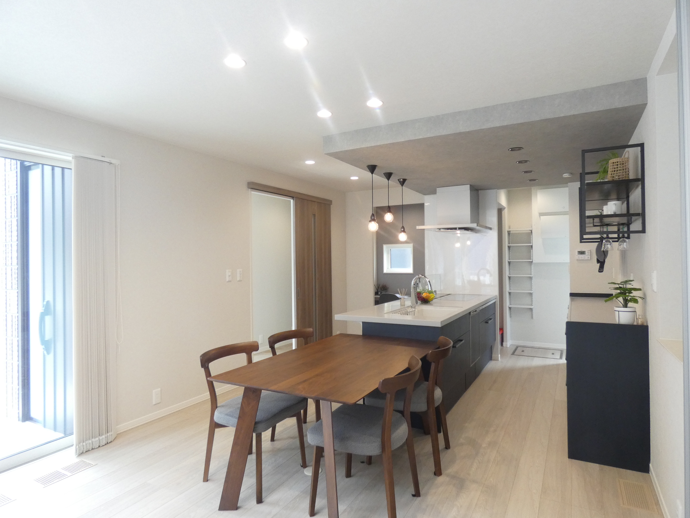 おしゃれなダイニングキッチンです。（2026.4撮影）