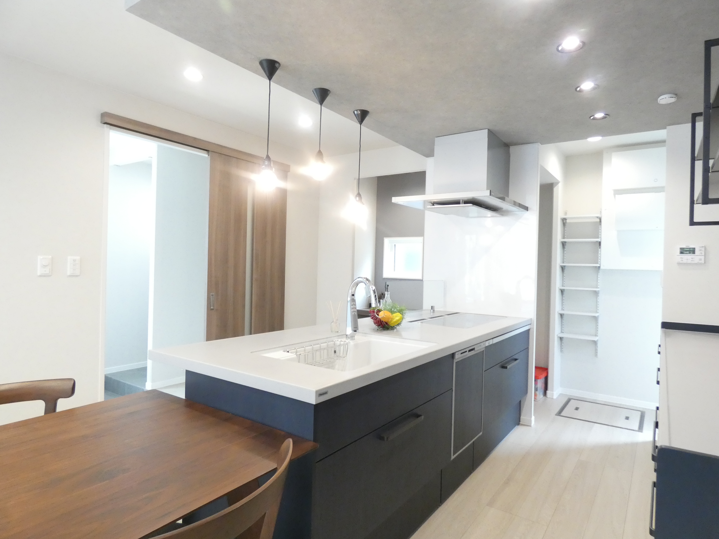 天井を下げたキッチンです。（2026.4撮影）