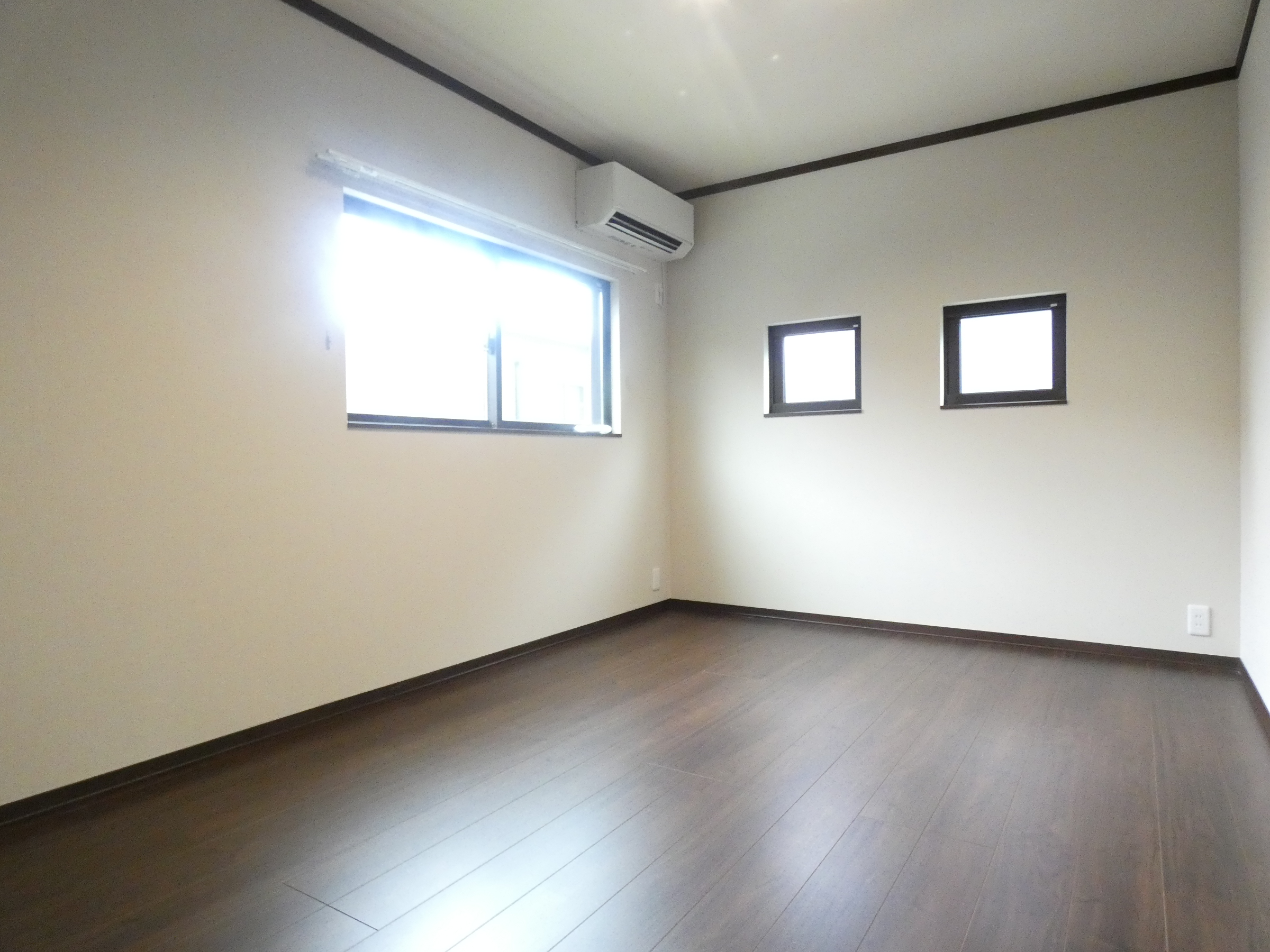 落ち着いた雰囲気の主寝室です。（2026.4撮影）