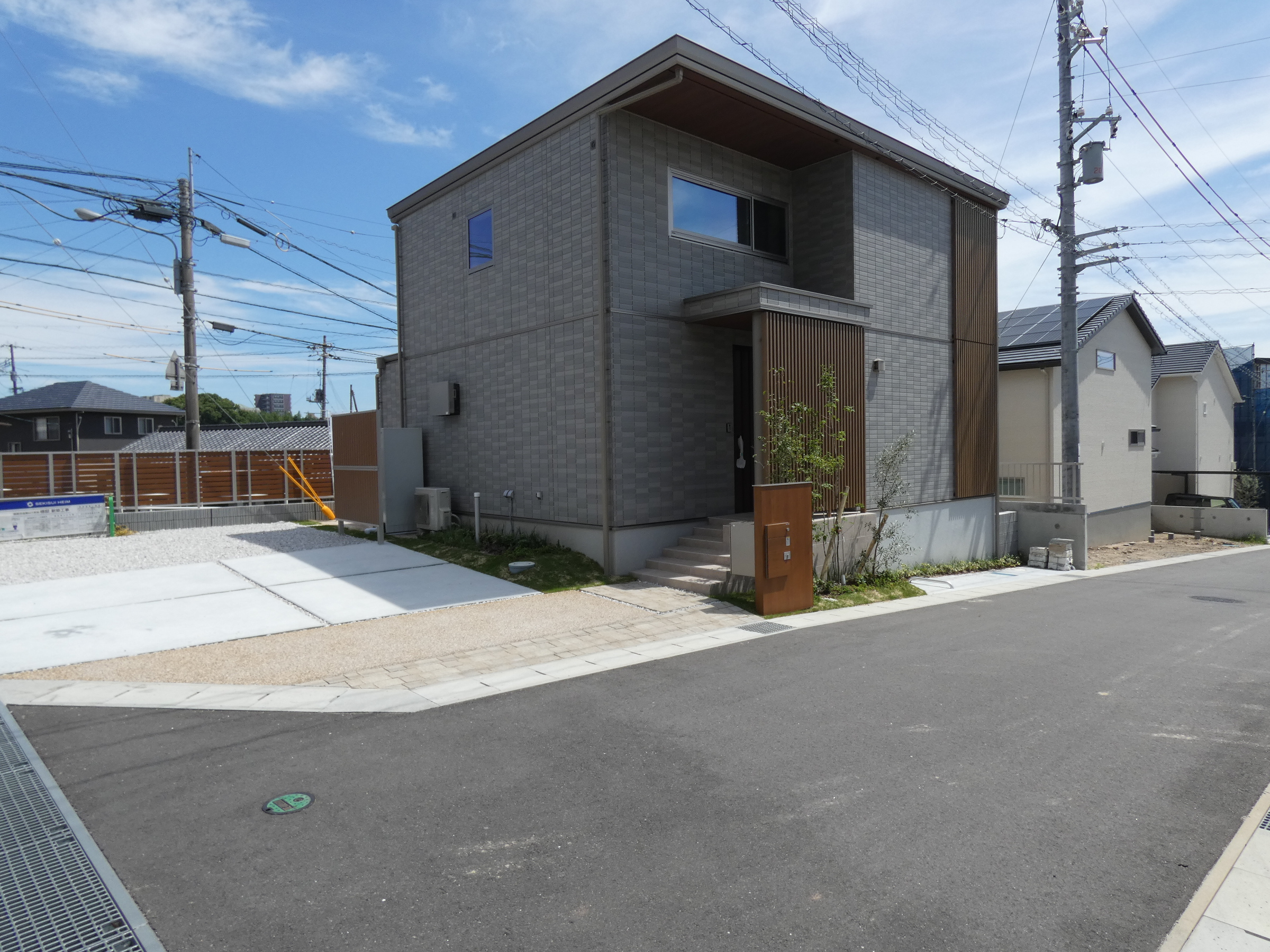 格子が魅力的な外観。