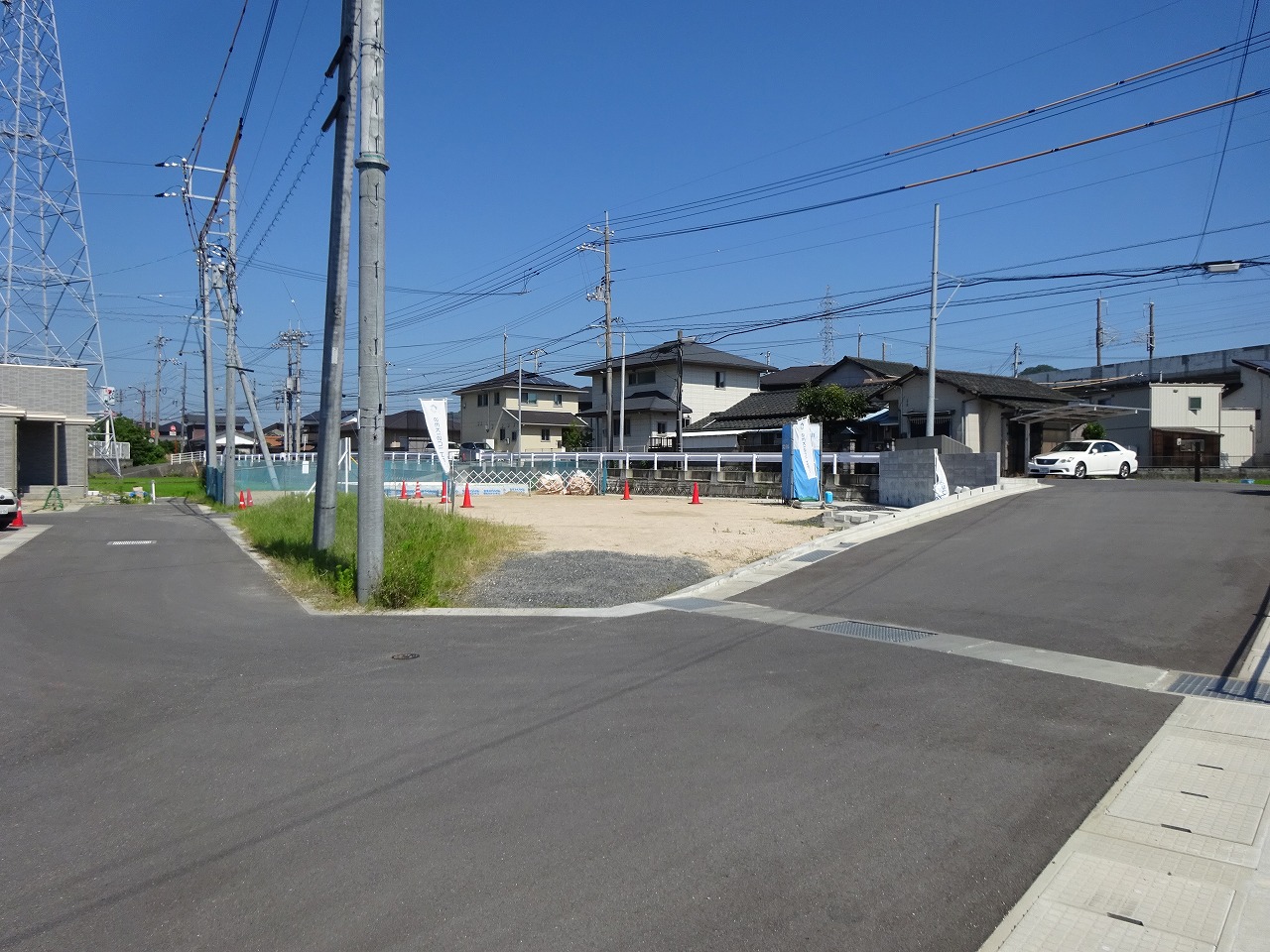 前面道路も広々としています。