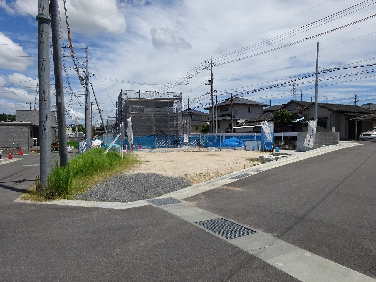 前面道路も広々としています。