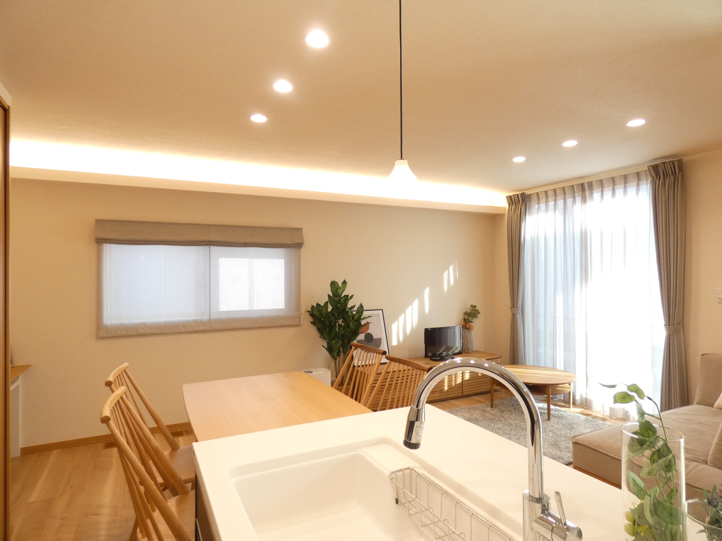 キッチンはペンダントライトを採用。（2026.2撮影）