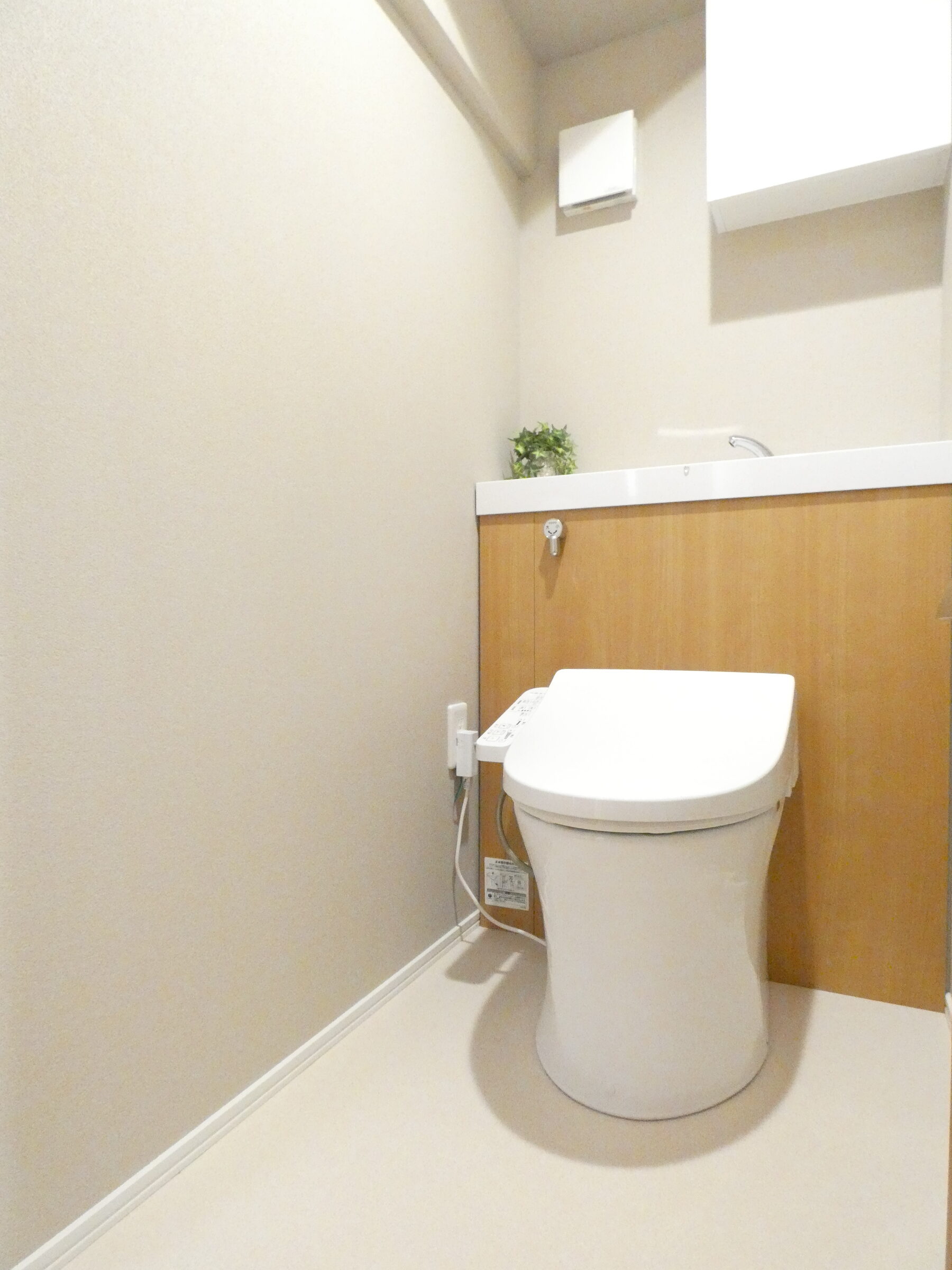 壁面収納付きのトイレ。（2026.2撮影）