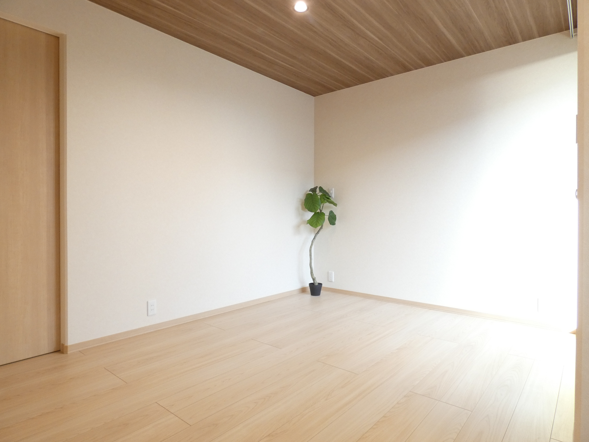 天井には木目調のクロスを施工しました。（2026.2撮影）