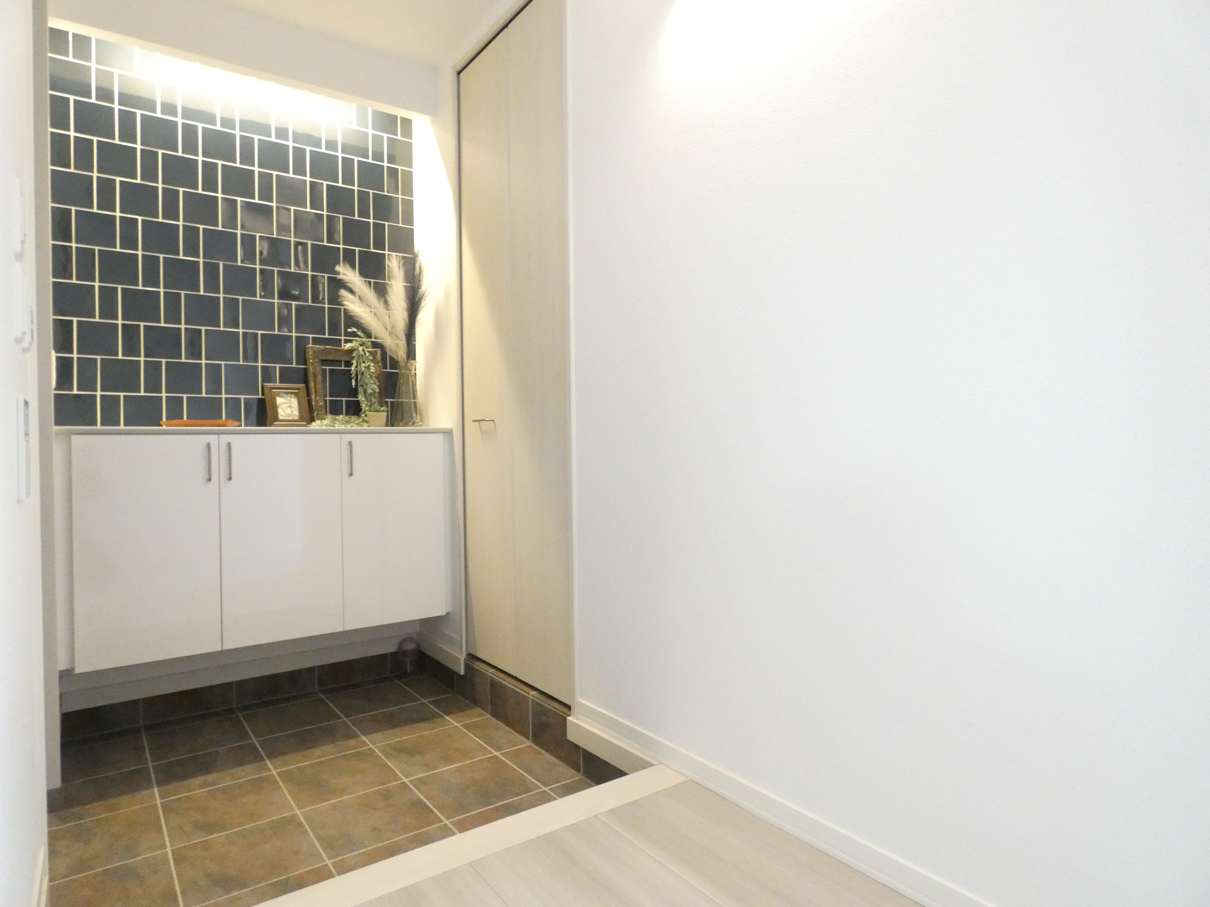 間接照明を施工したおしゃれな玄関です。（2026.2撮影）