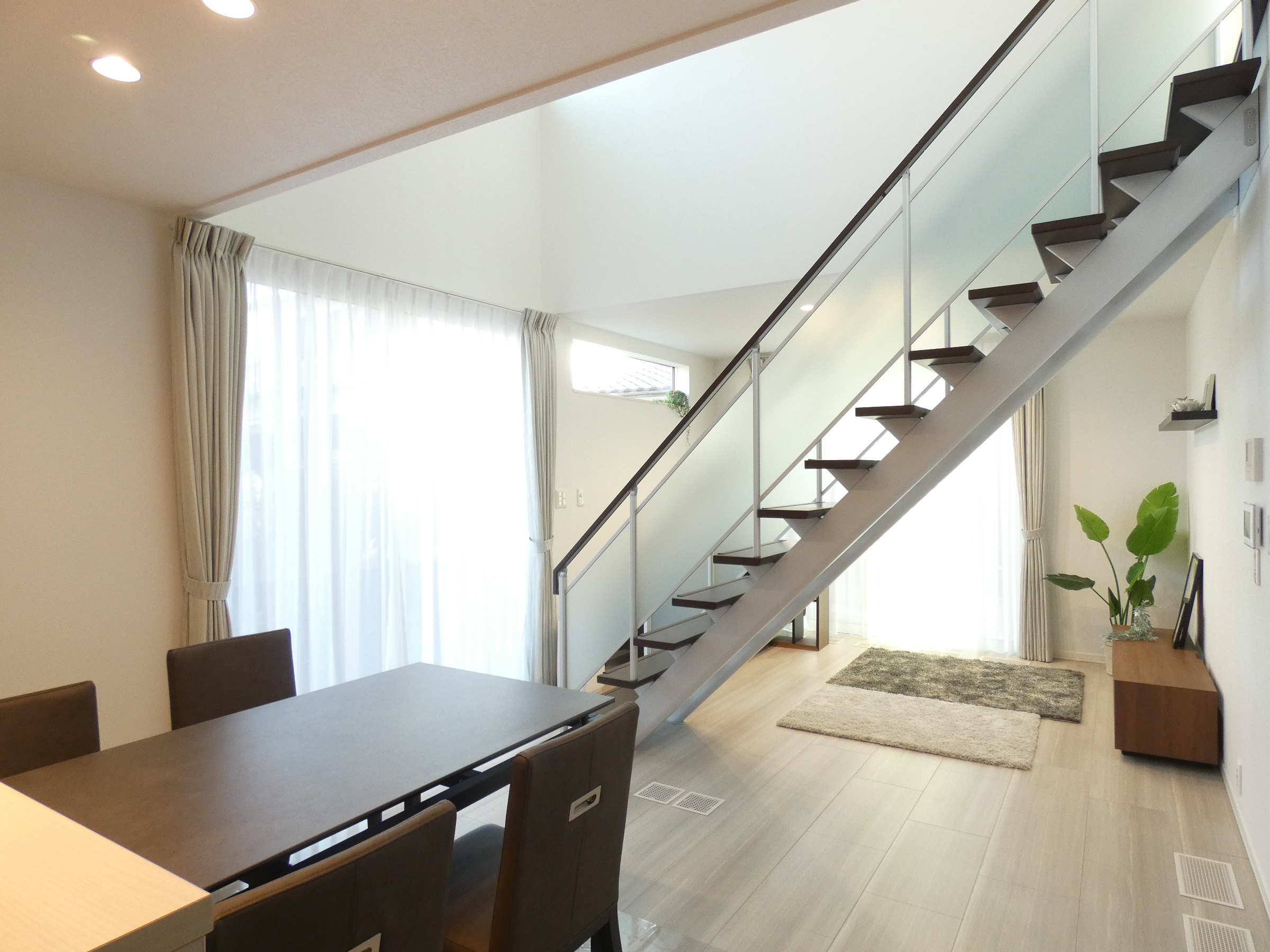 オープン階段のあるLDKです。（2026.2撮影）