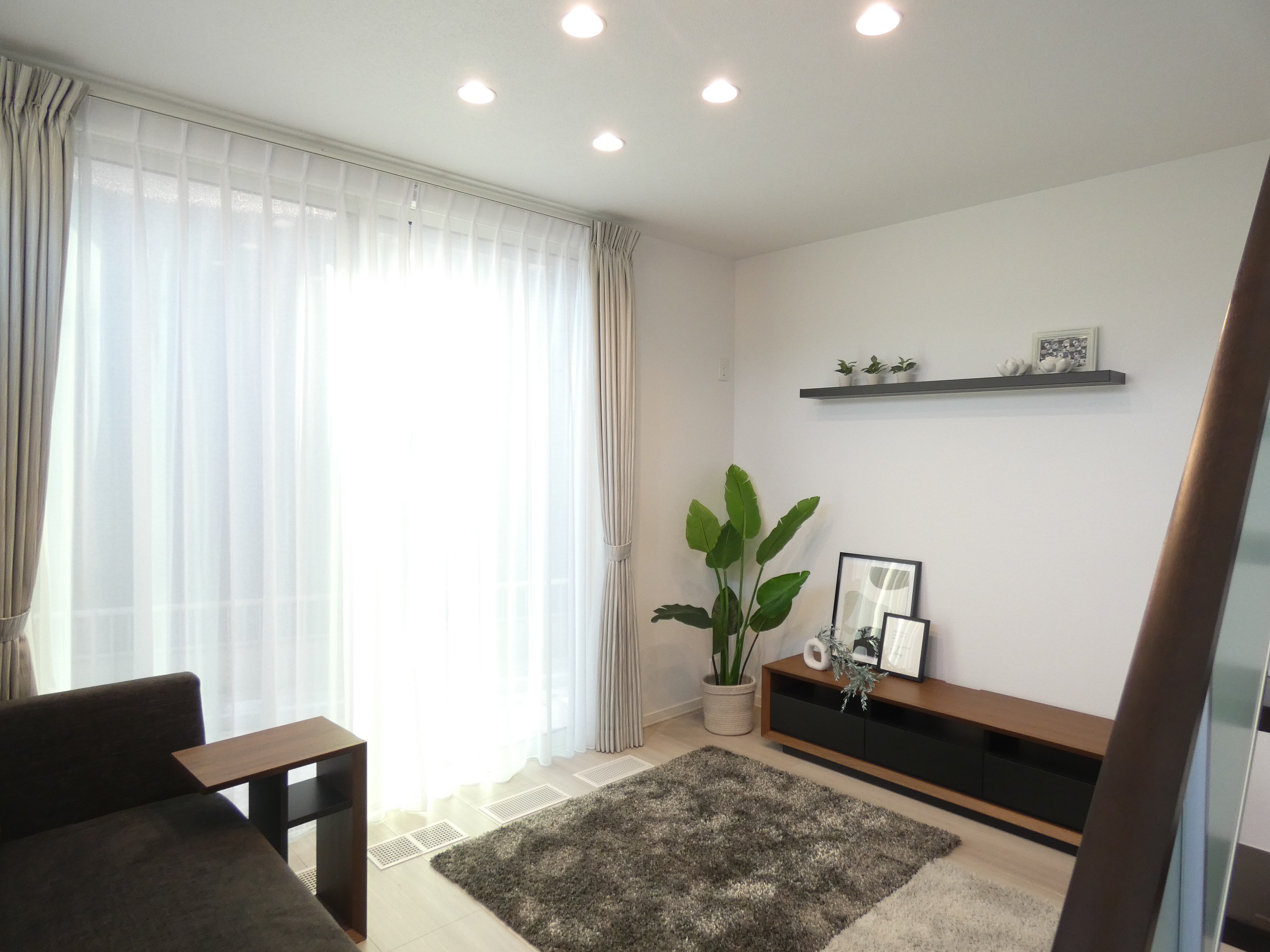 吹き抜けで明るいリビングです。（2026.2撮影）