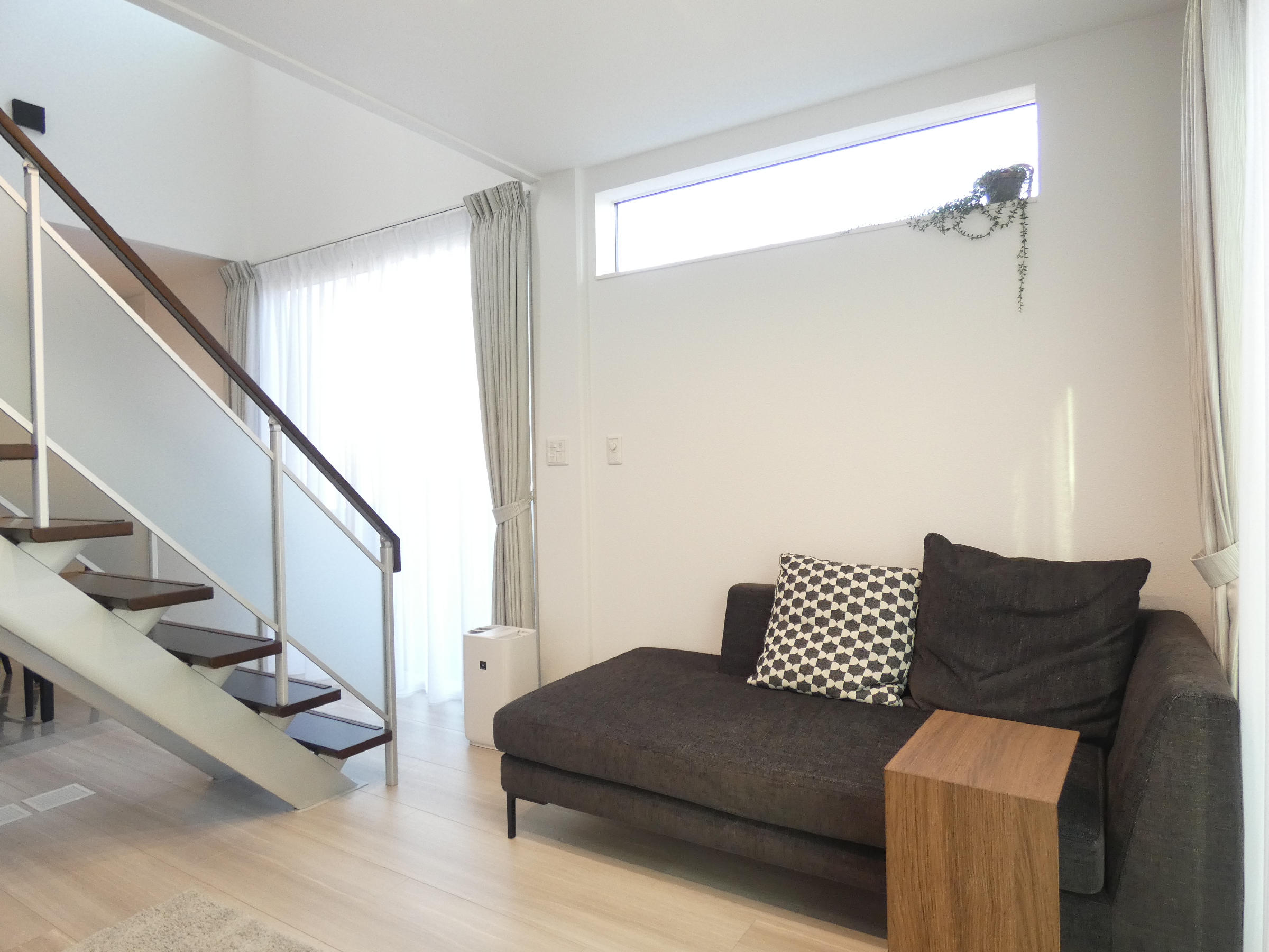 高い位置に明り取りの窓を設置しました。（2026.2撮影）