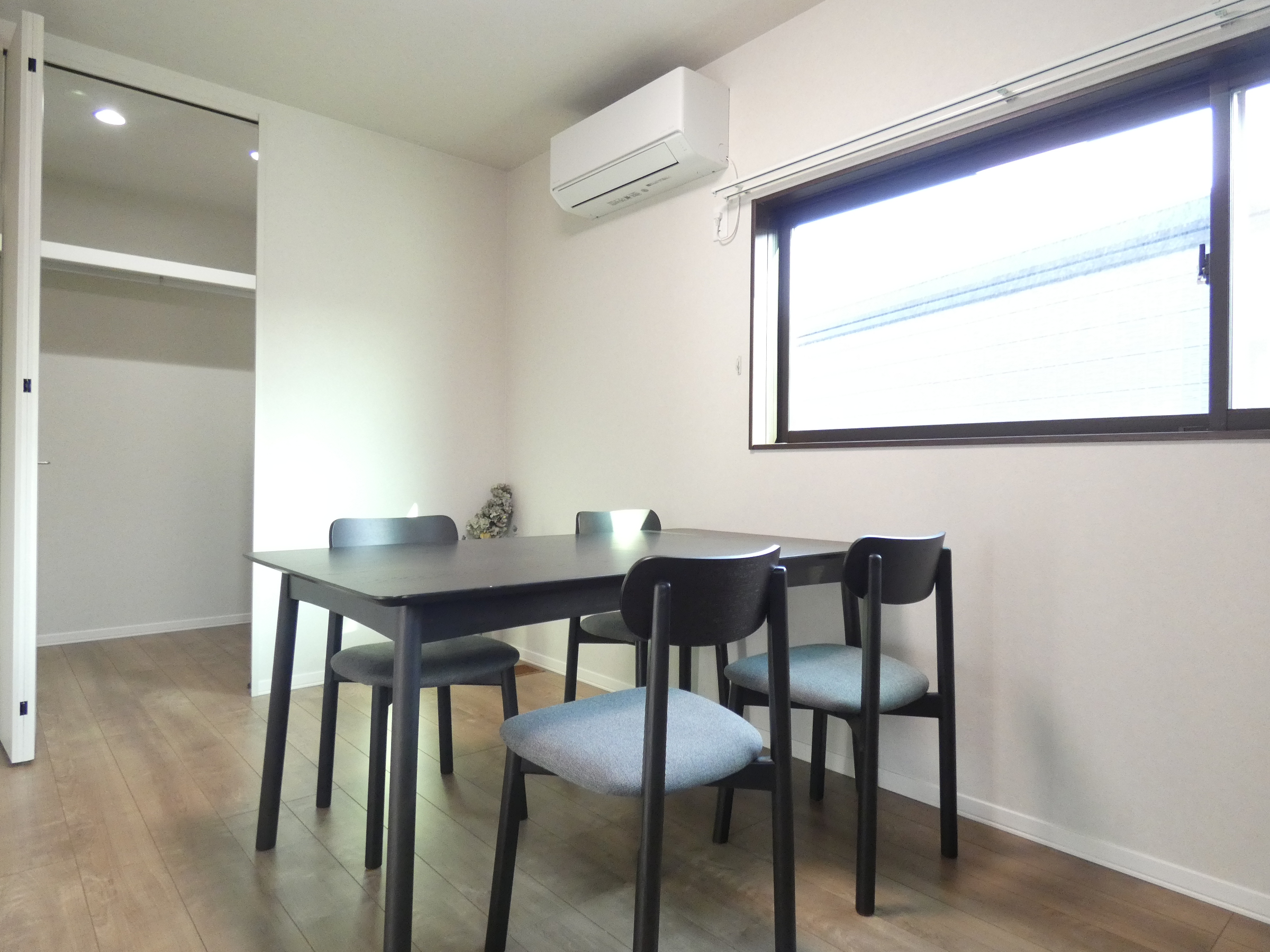 落ち着いた雰囲気の主寝室です。（2026.2撮影）