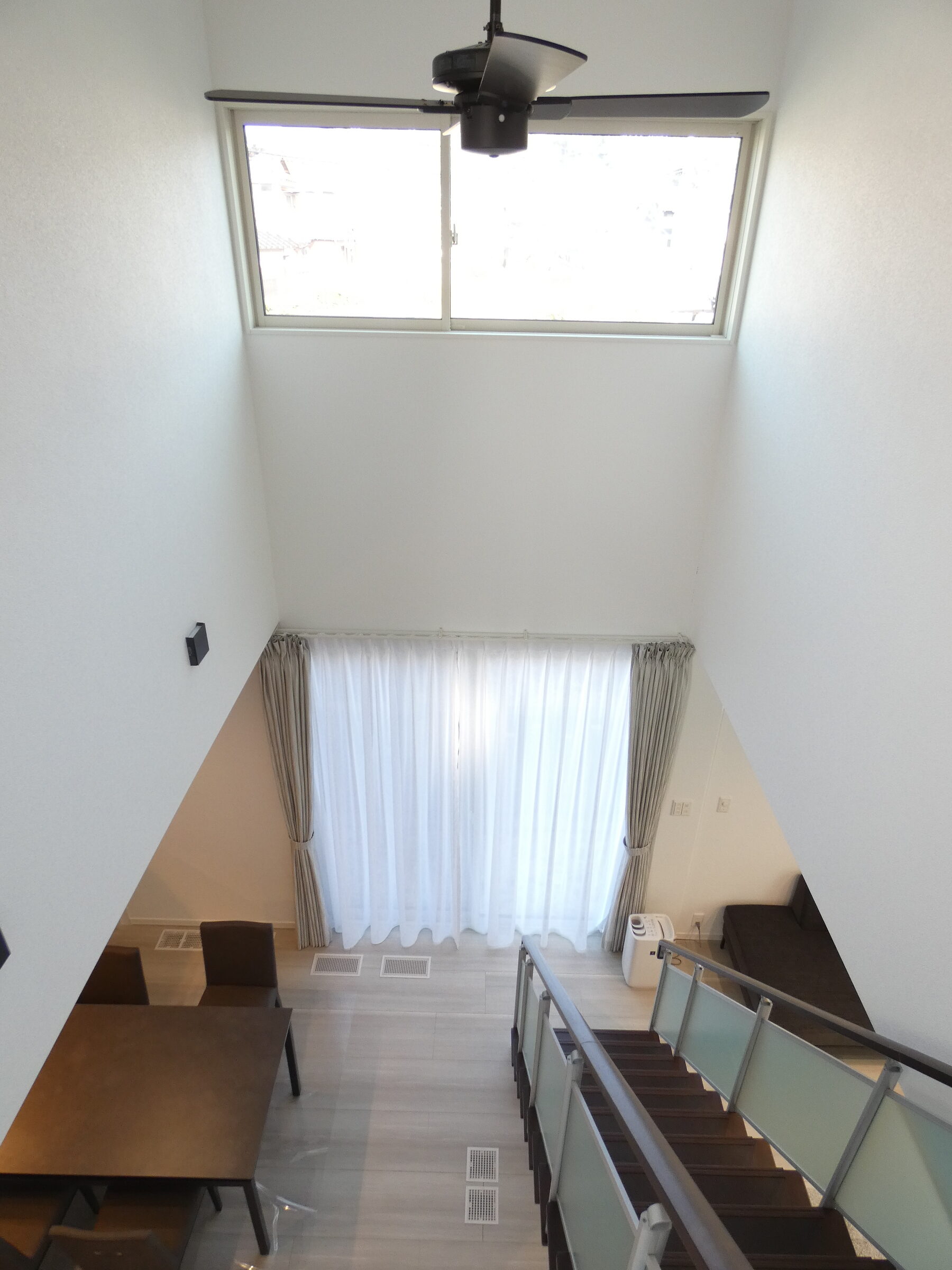 吹き抜けで明るいダイニングです。（2026.2撮影）