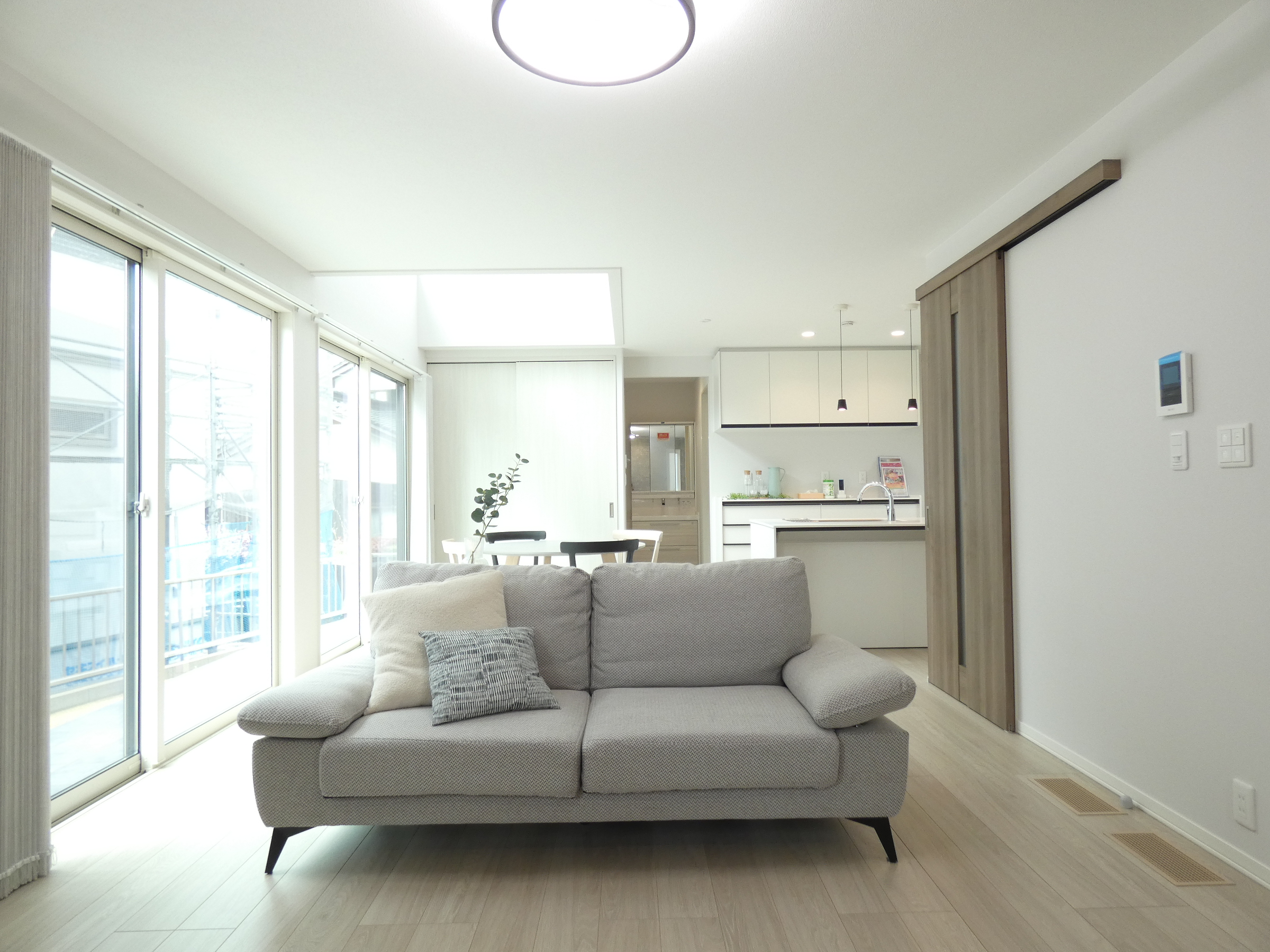 帰宅すると必ずリビングを通る設計です。（2026.4撮影）