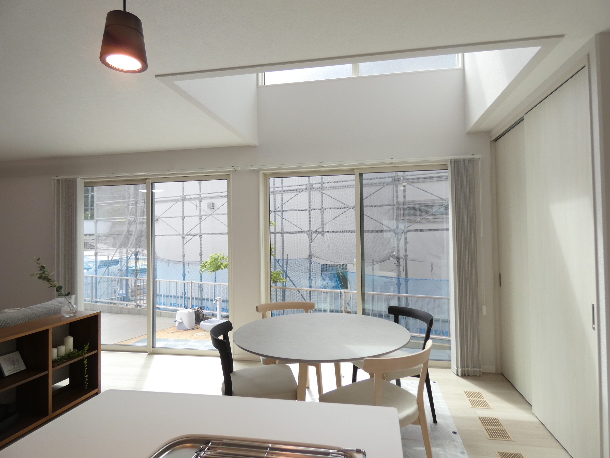 丸テーブルで家族の会話がはずみます。（2026.4撮影）