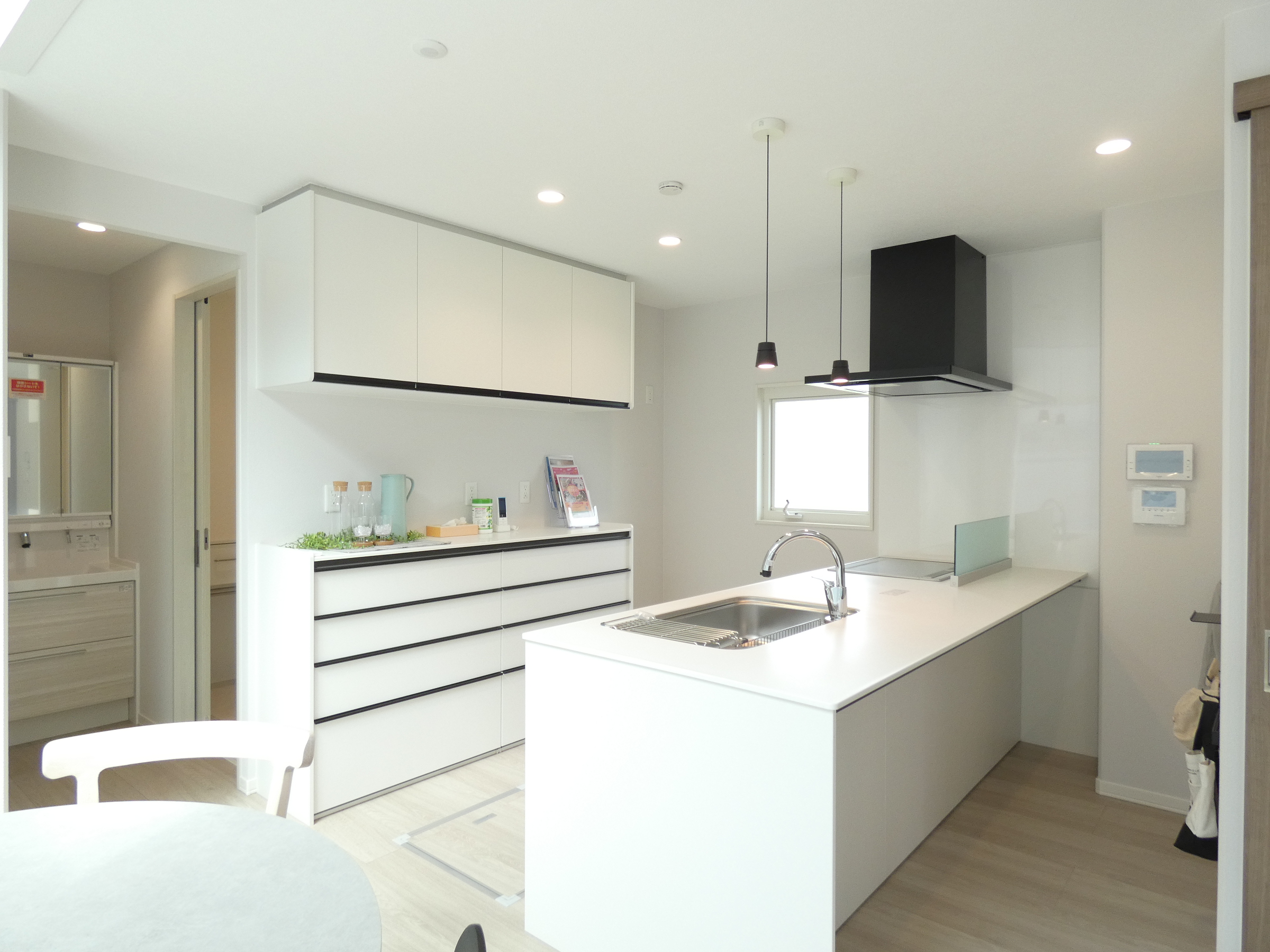 背面収納はハイカウンタータイプです。（2026.4撮影）