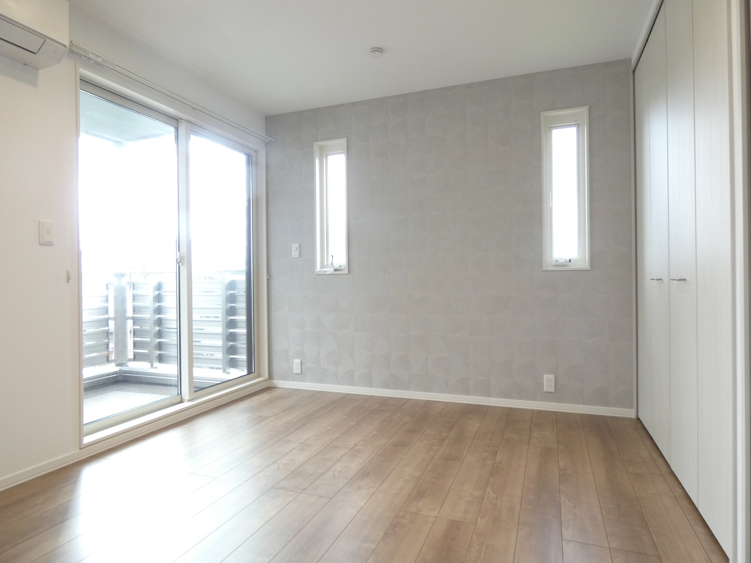 落ち着いた雰囲気の主寝室です。（2026.4撮影）