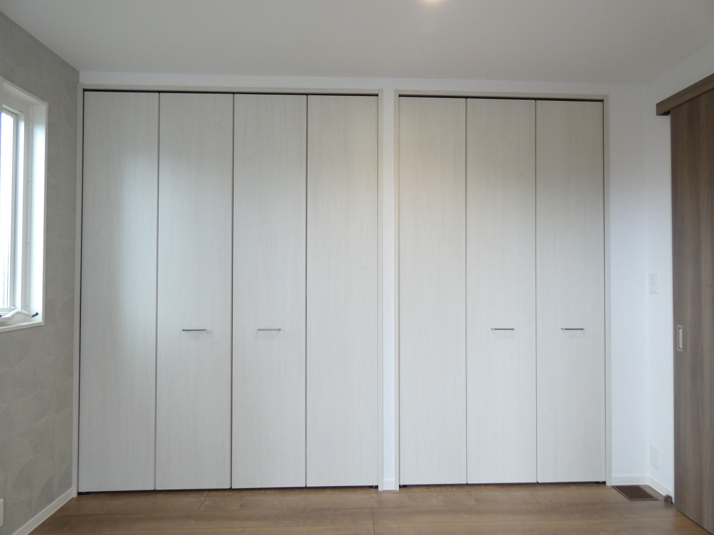 一面全体が収納になっています。（2026.4撮影）