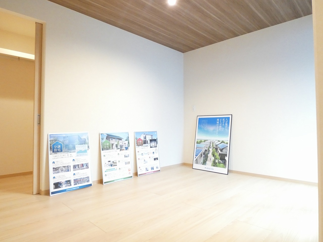 天井には木目調のクロスを施工しました。（2025年7月撮影）