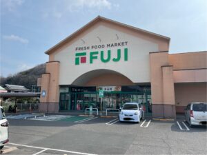 フジ北斎院店　330ｍ　徒歩5分　(営業時間9:00～22:00　定休日無し)