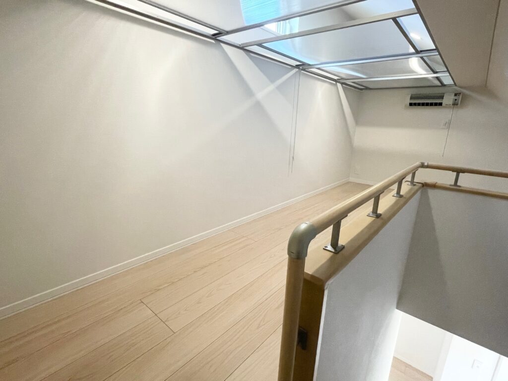 小屋裏のロフトは、2階の中心部に固定階段を配置することで気軽に上がれる空間を実現。