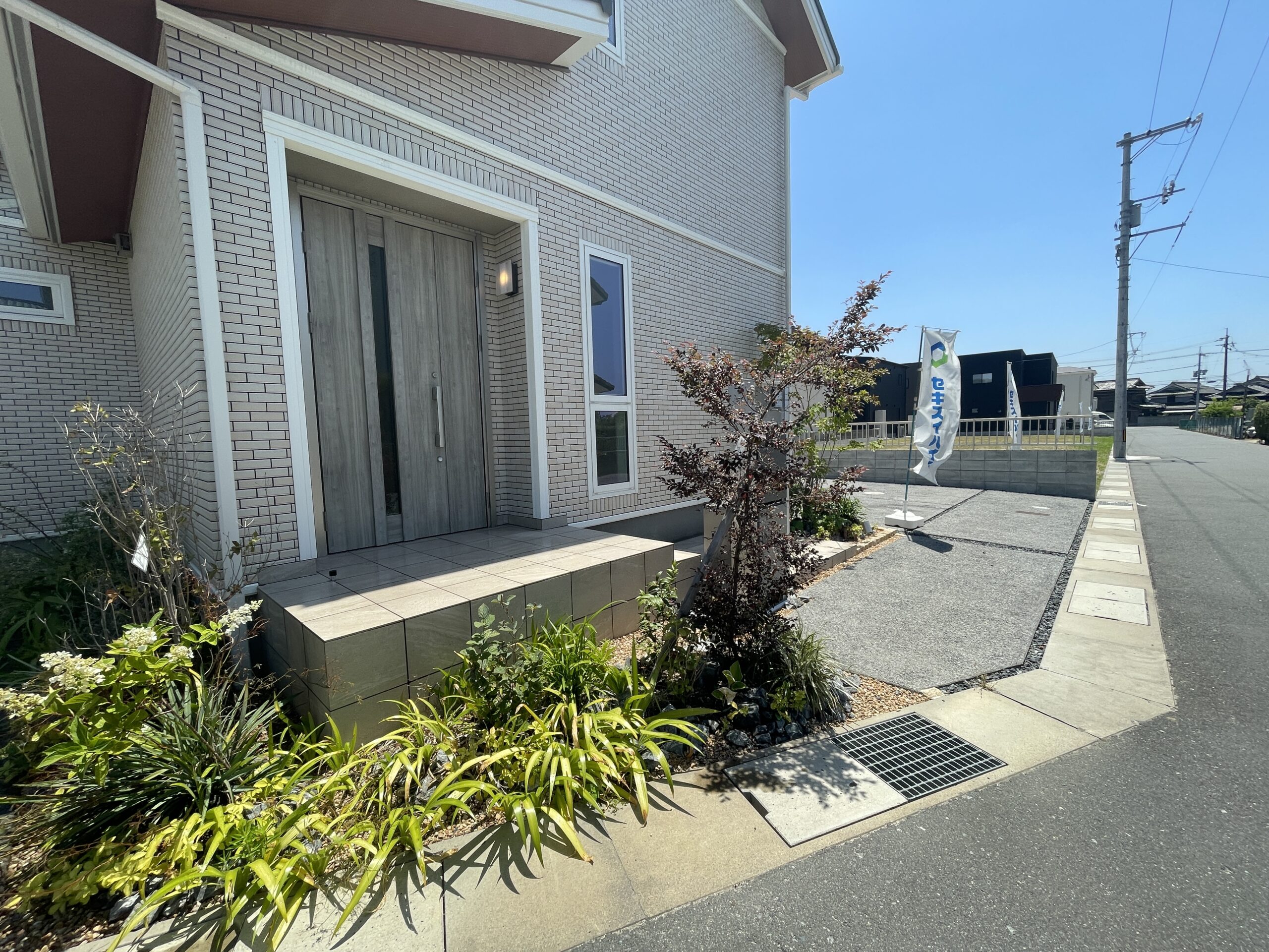 植栽が彩る玄関。洋風外観とマッチしています。