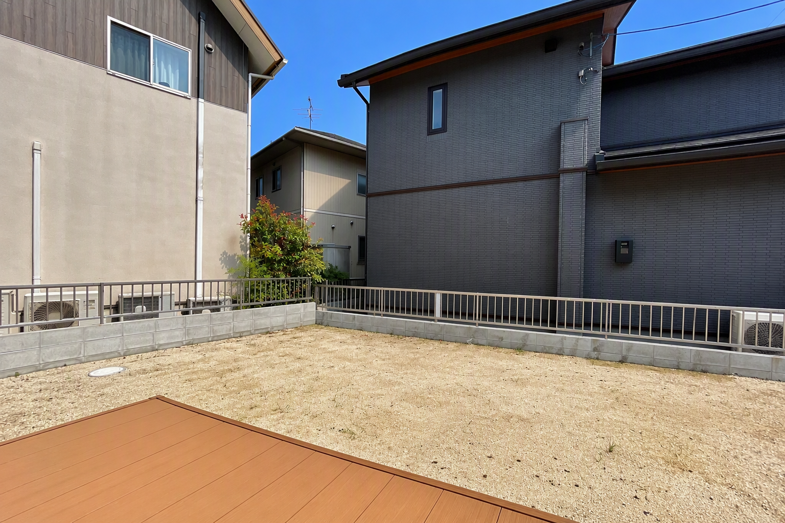 家族でBBQや水遊びを楽しめる広々なお庭空間（AI編集済み）
