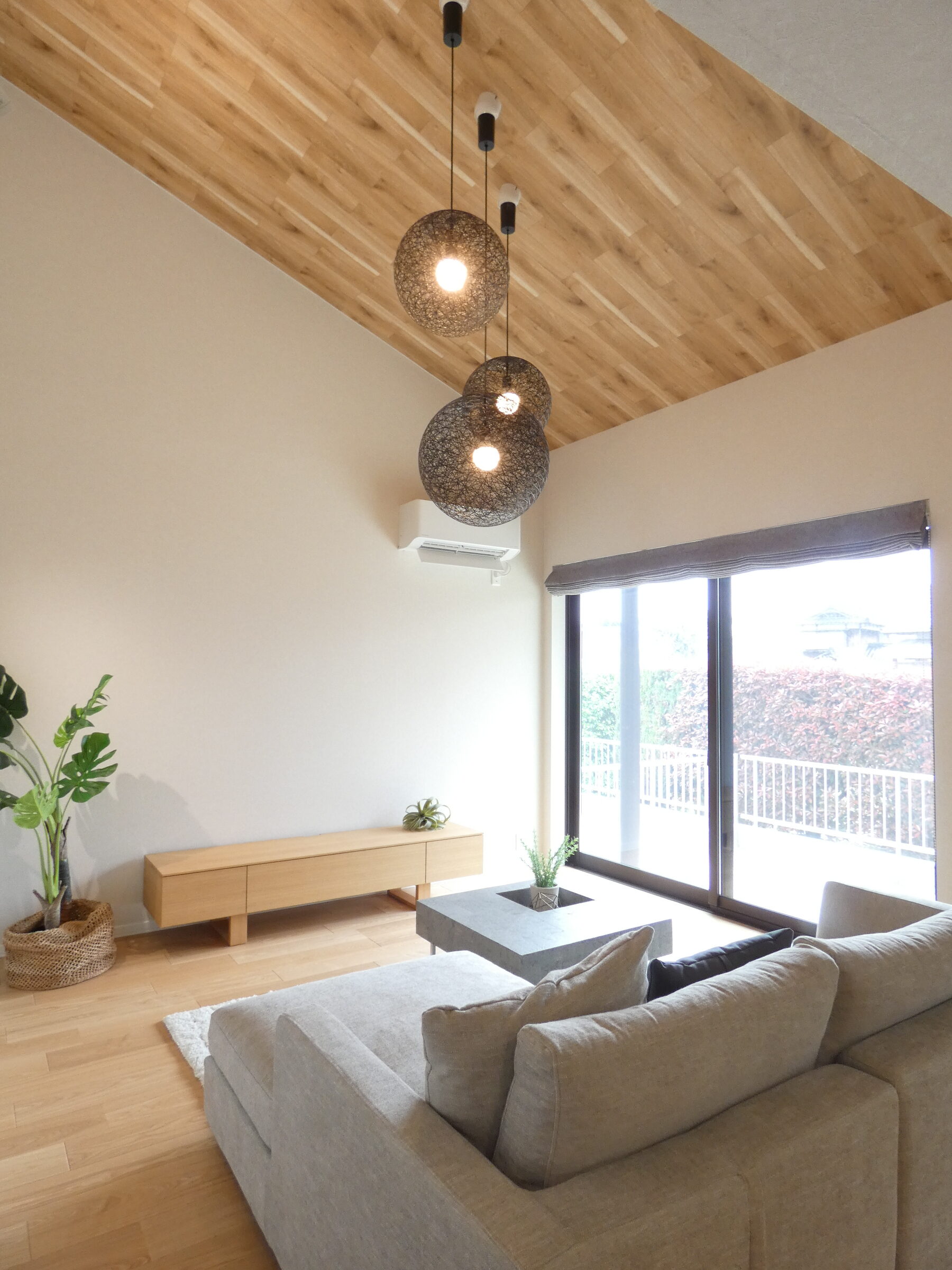 勾配天井でのびやかな広がりを感じます。（2026.4撮影）