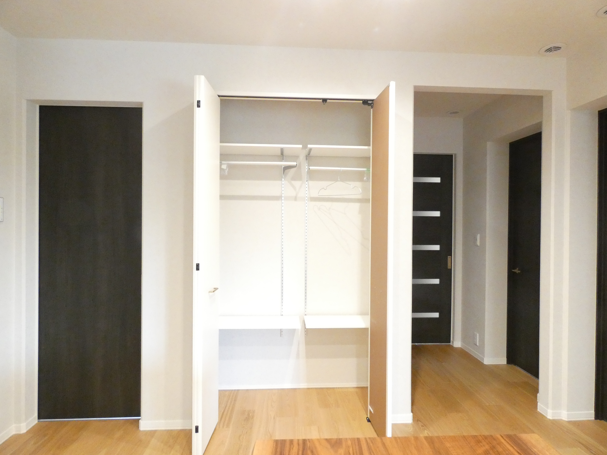 服や鞄をまとめてしまえる、頼れる収納力（2026.4撮影）