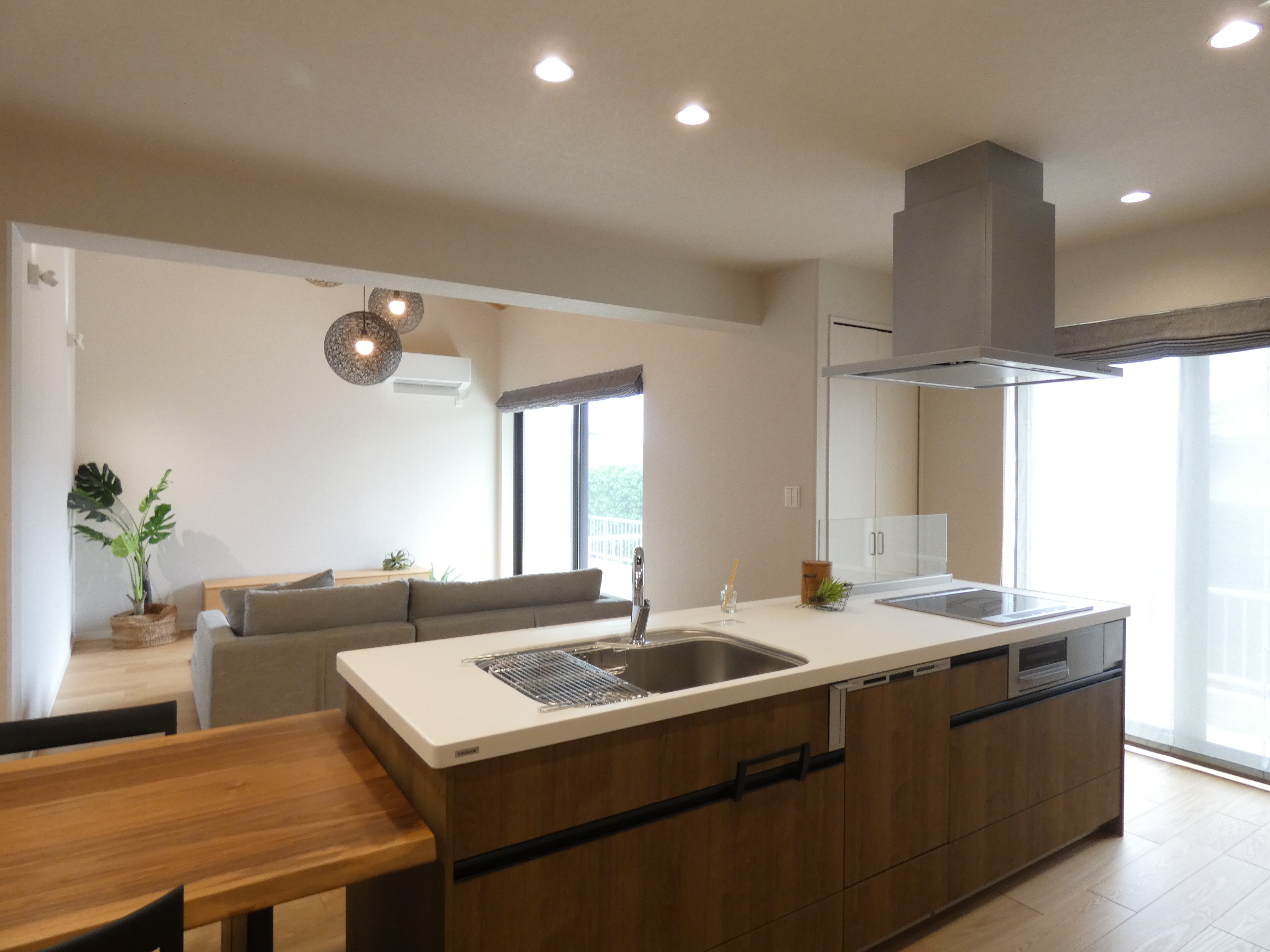 手元は作業しやすく、視線はリビングへ。（2026.4撮影）