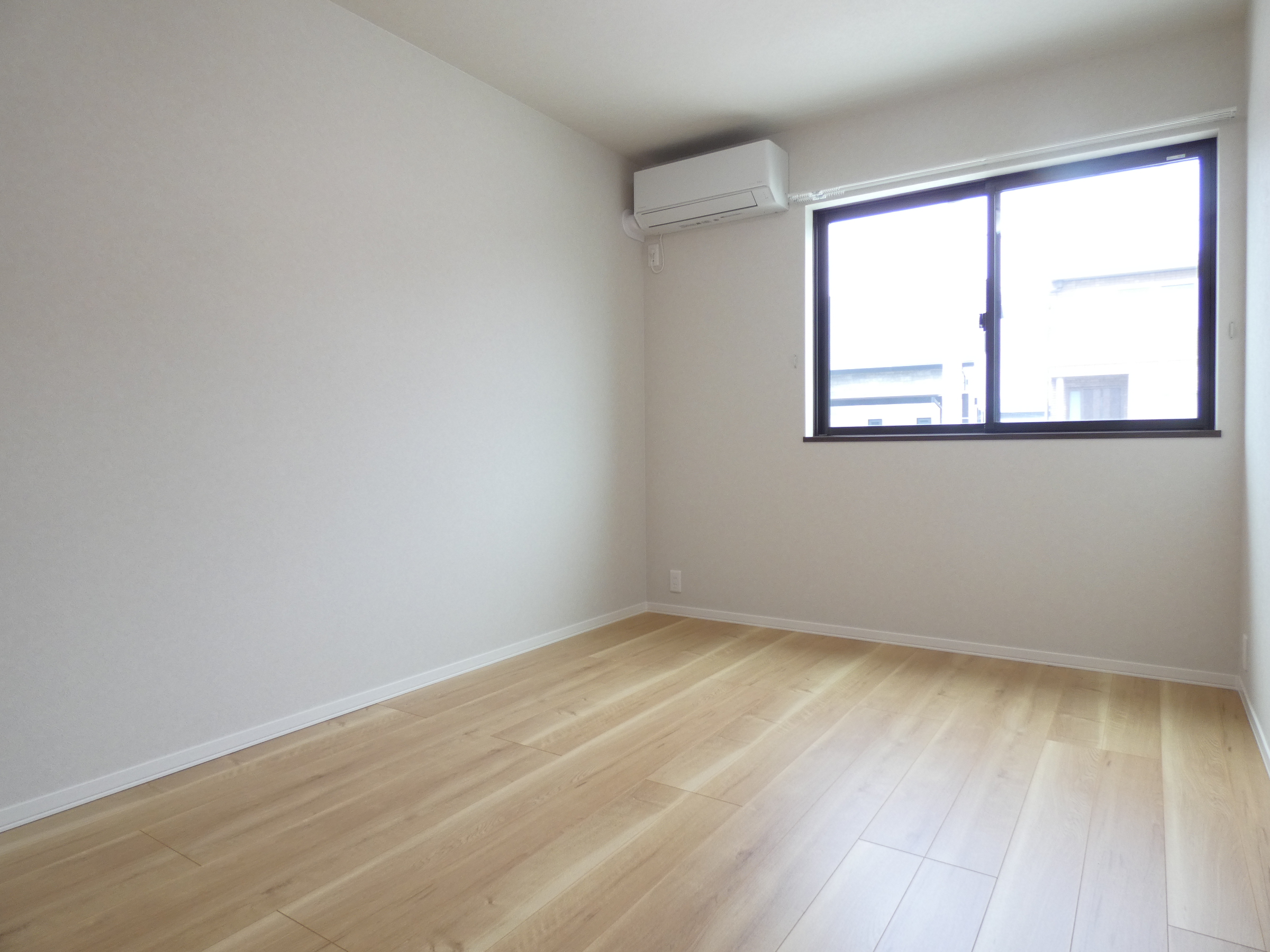 自然光と木目が調和し心地よい寝室です。（2026.4撮影）