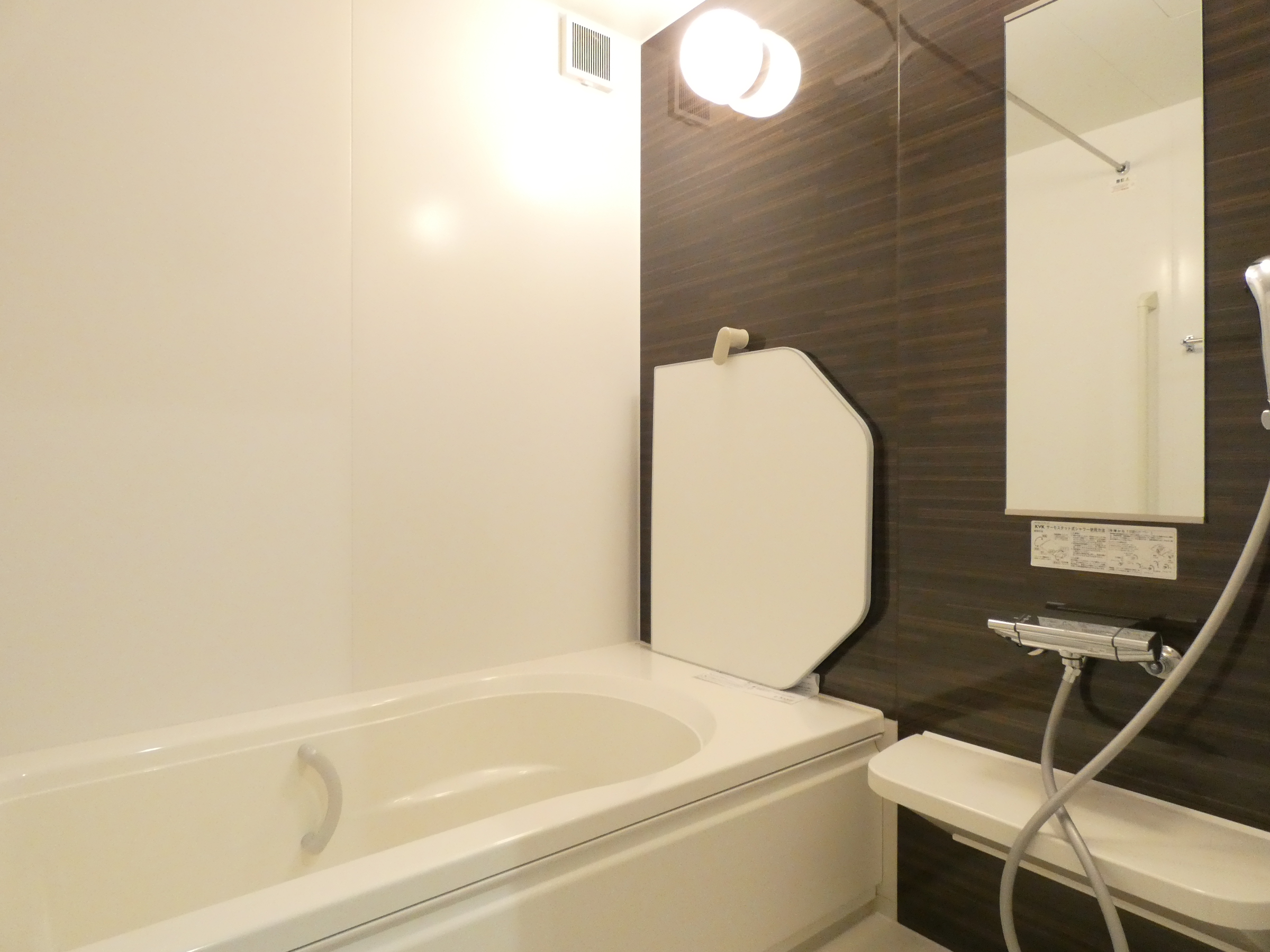 一日の疲れを癒す、ゆとりあるバスタブ。（2026.4撮影）