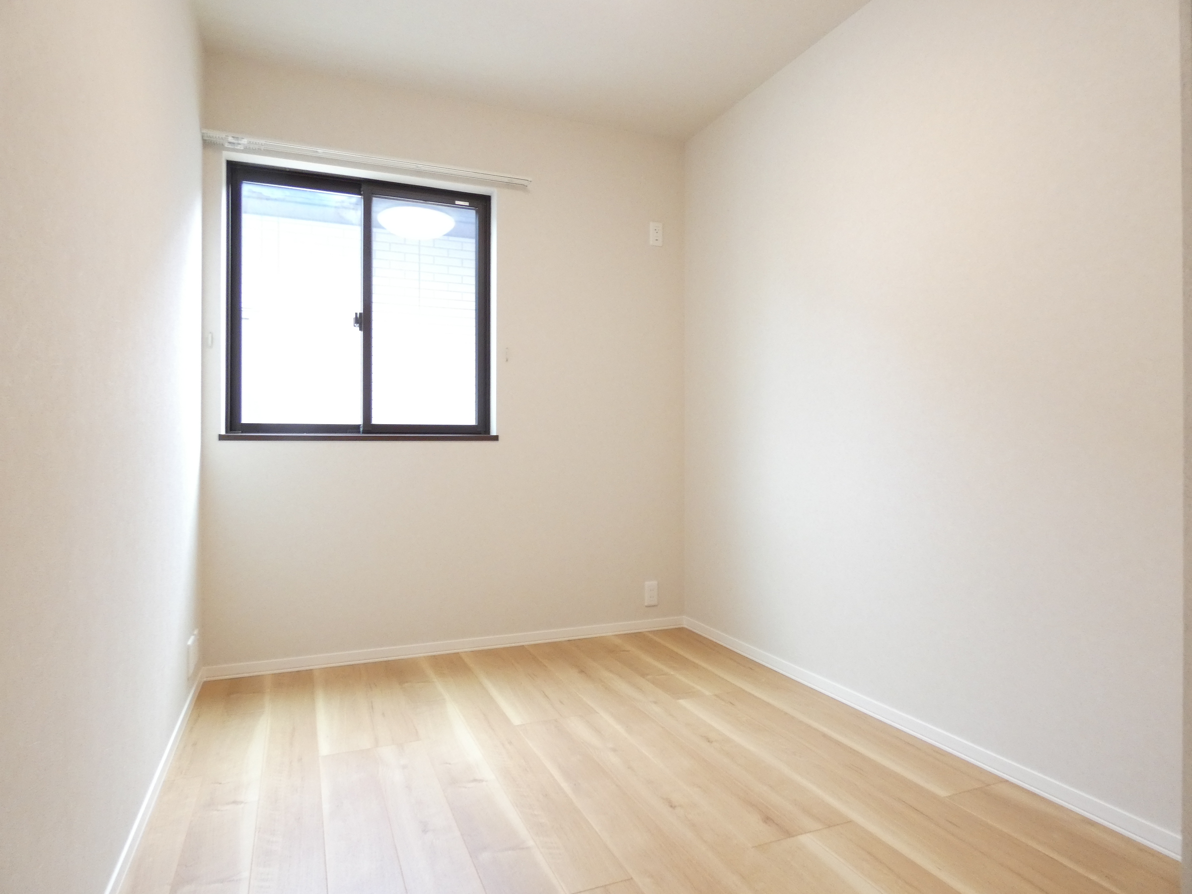 木目床が心地よく、のびのび過ごせる空間（2026.4撮影）