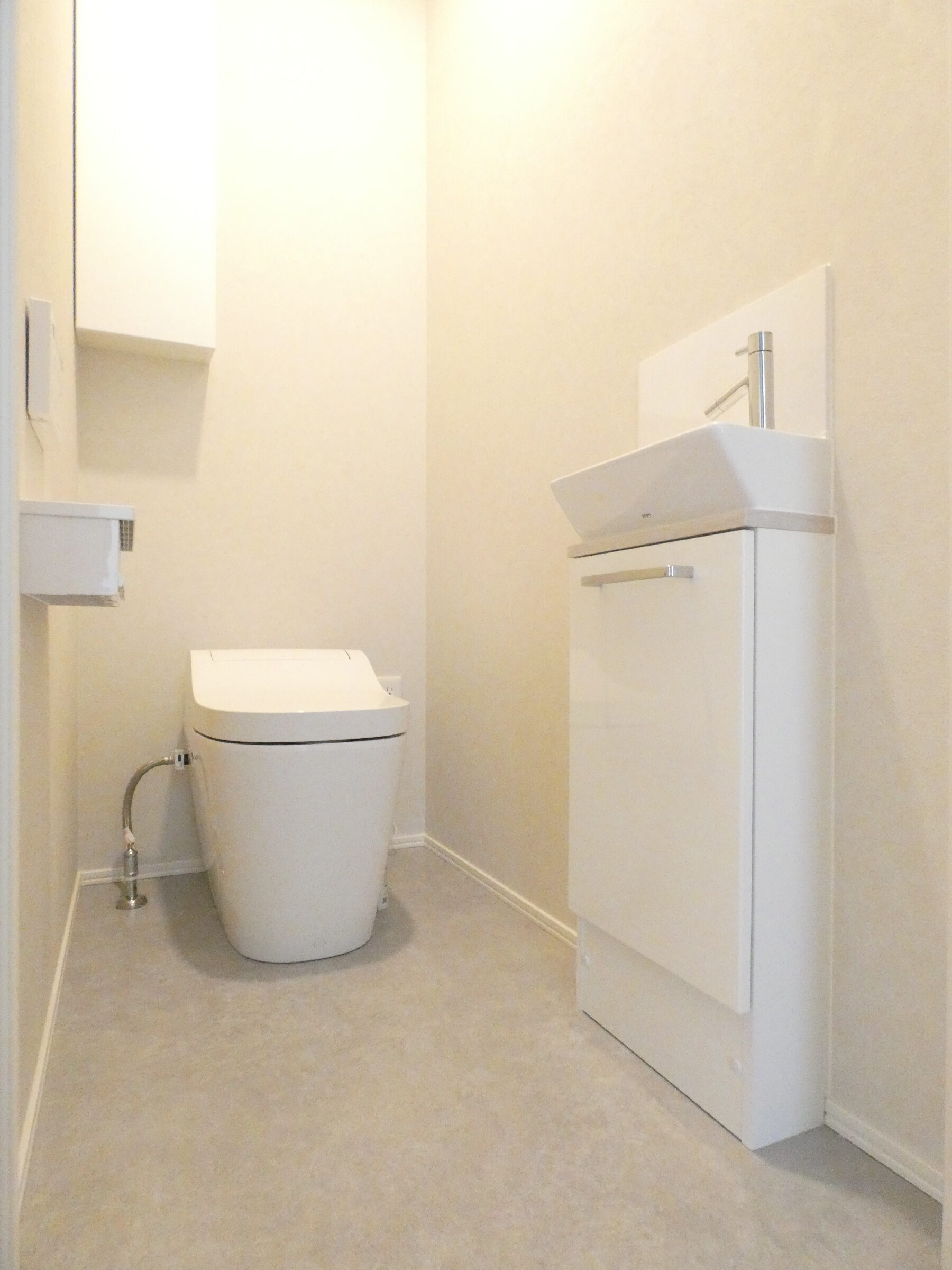 空間をすっきり見せるタンクレストイレ。（2026.4撮影）