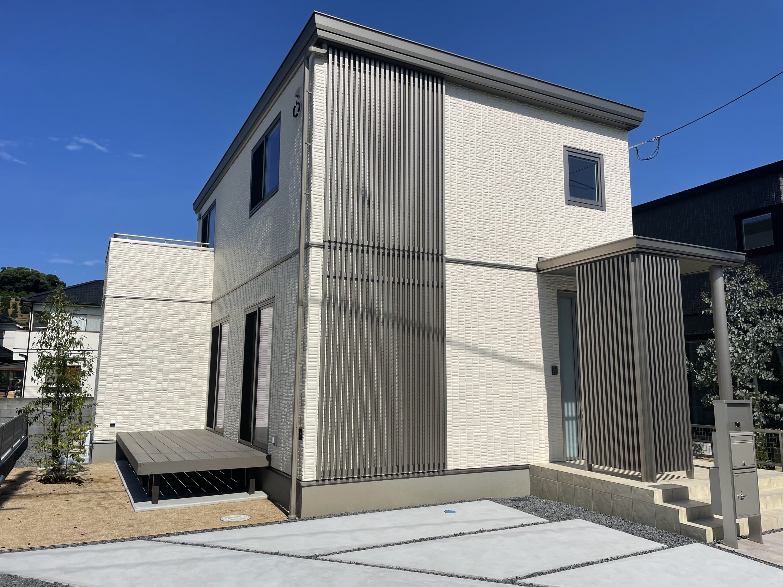 ウッドデッキで外とのつながりも楽しめます。