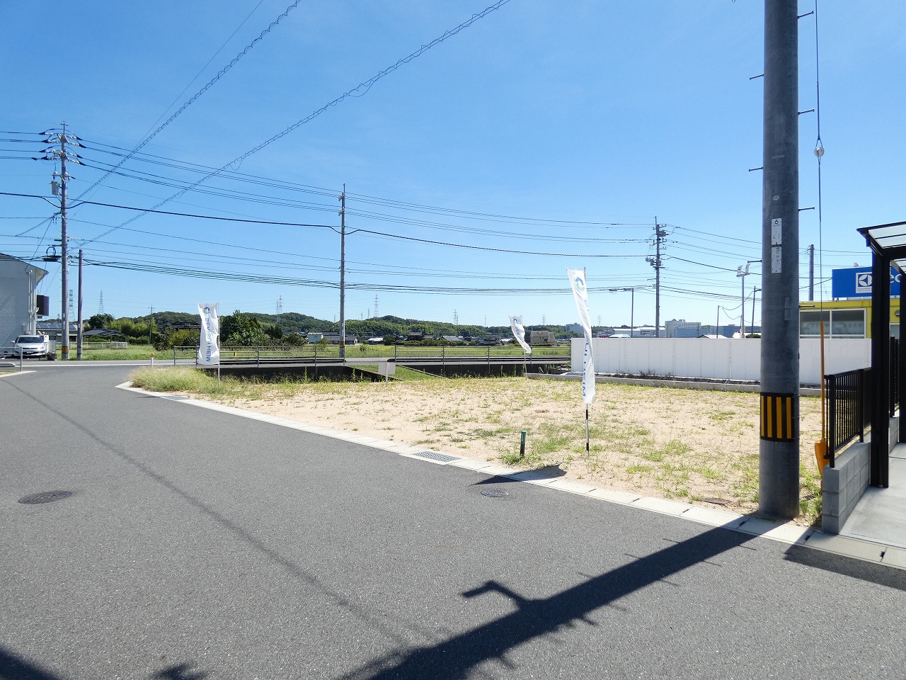 前面道路も広々としています。（2025.09撮影）