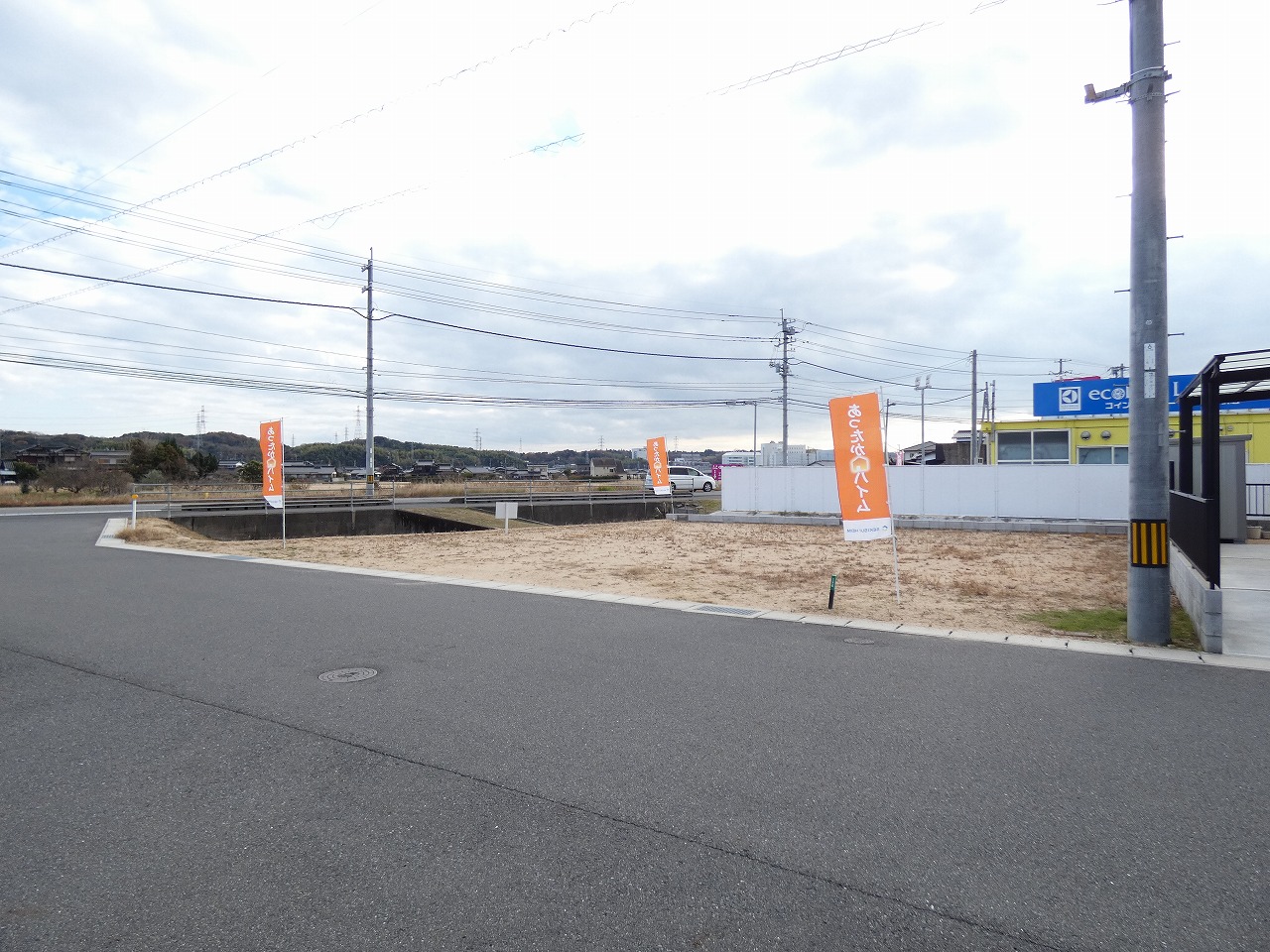 前面道路も広々としています。（2025.09撮影）