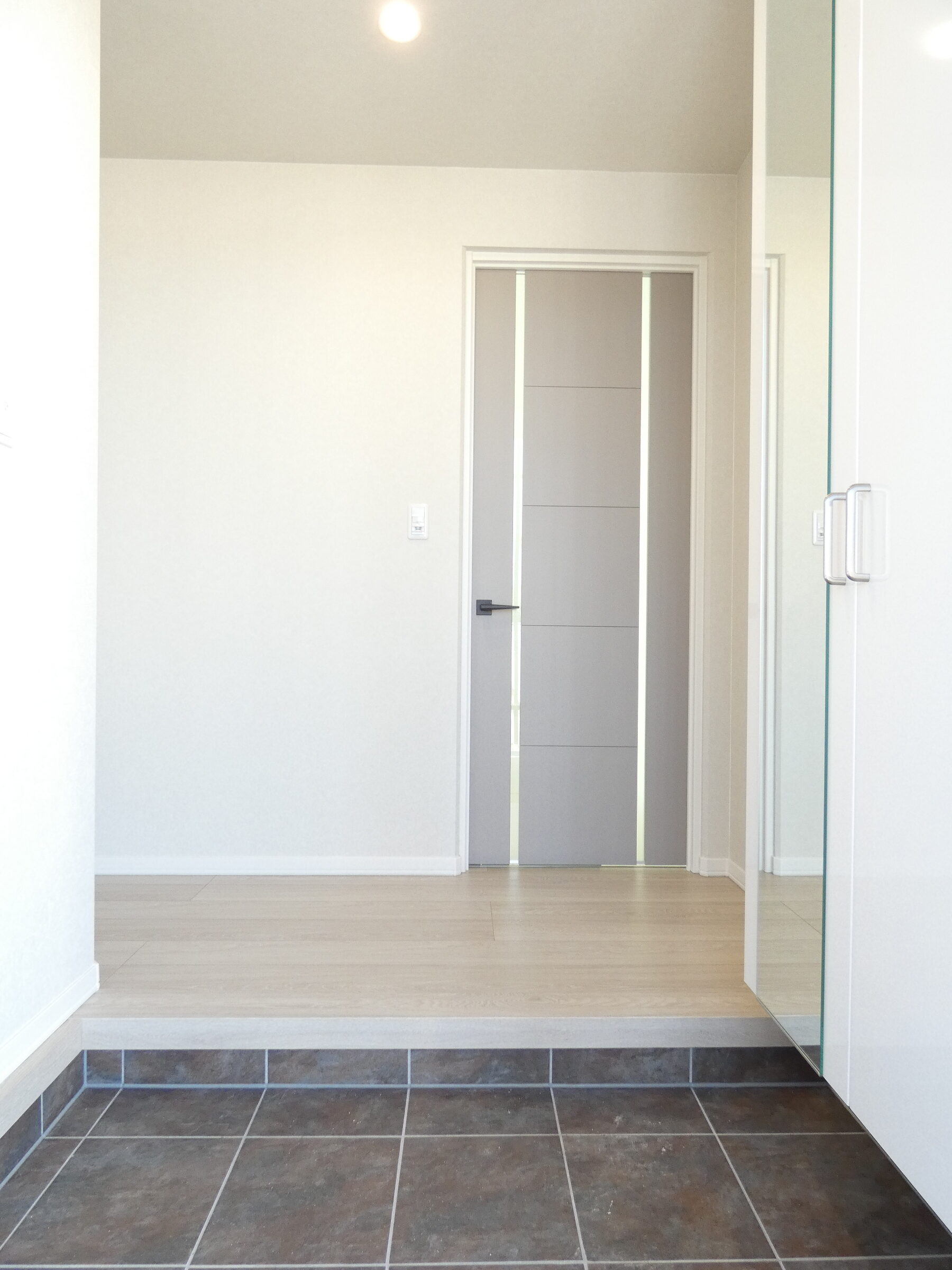 明るい玄関です。（2026.4撮影）