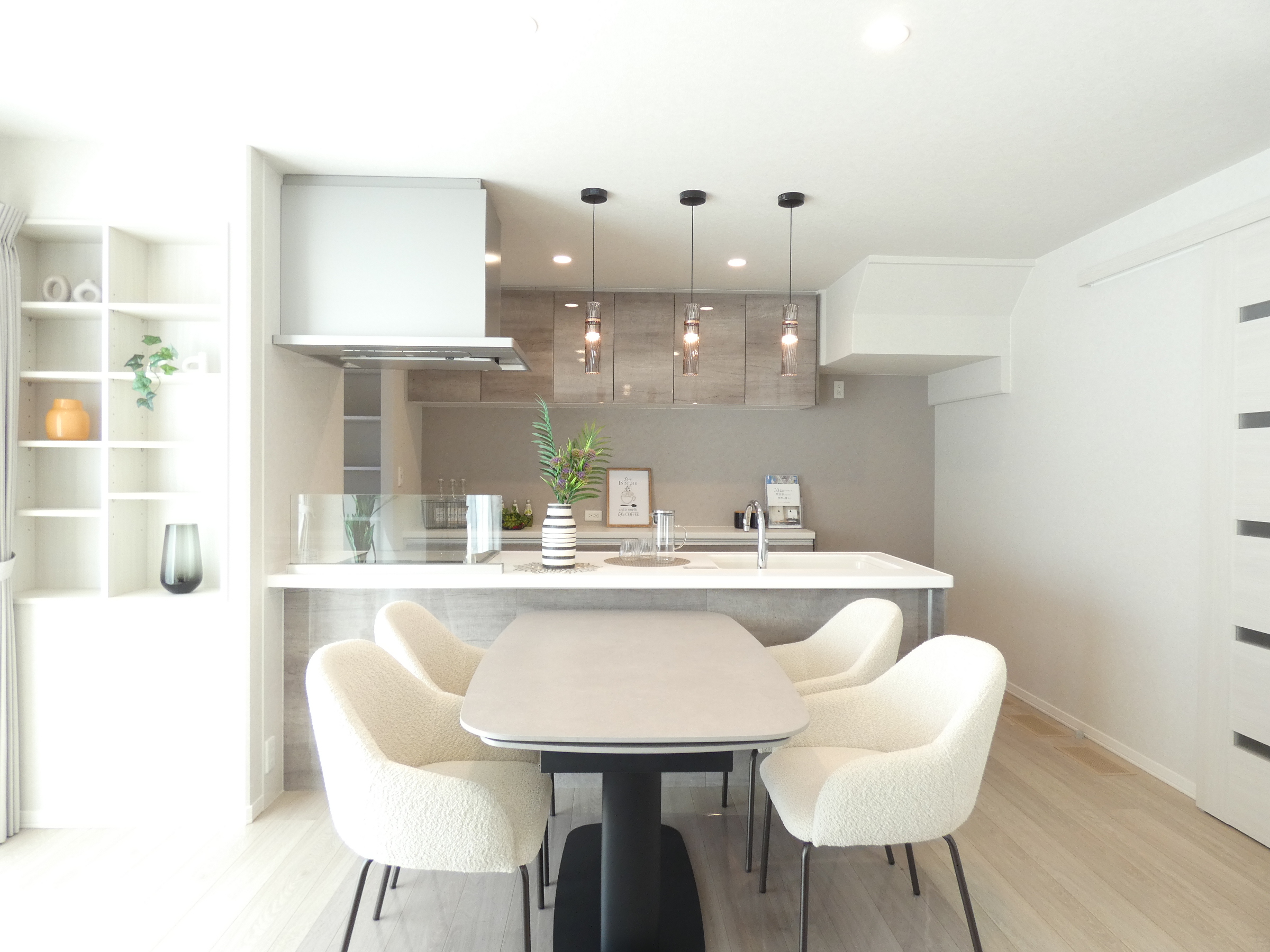 ダイニングには本棚を設けました。（2026.4撮影）