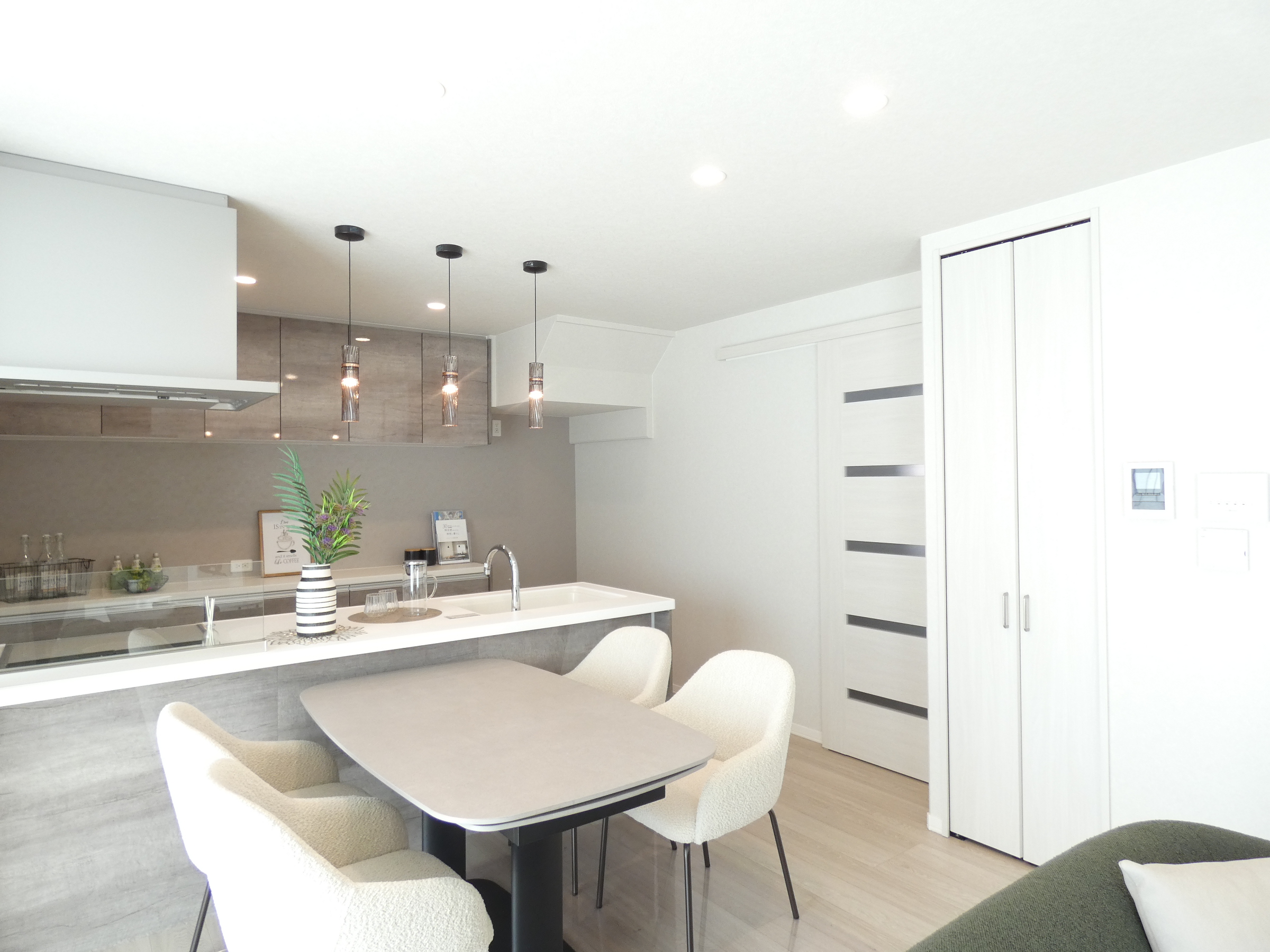 ペンダントライトを採用したキッチン。（2026.4撮影）