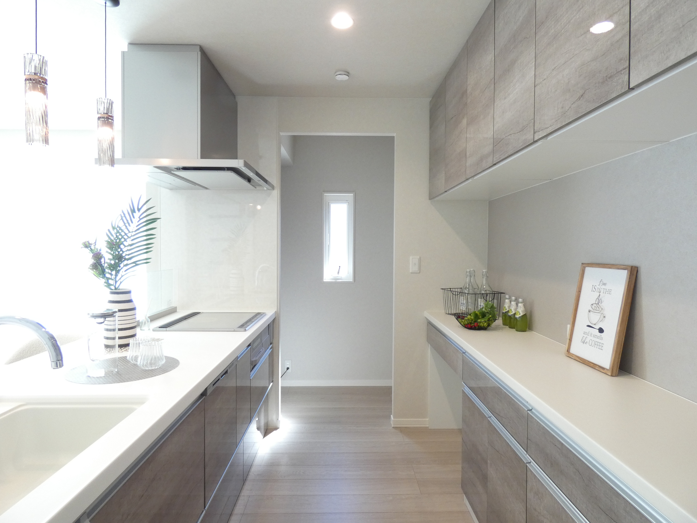 キッチン本体は落ち着いた色味です。（2026.4撮影）