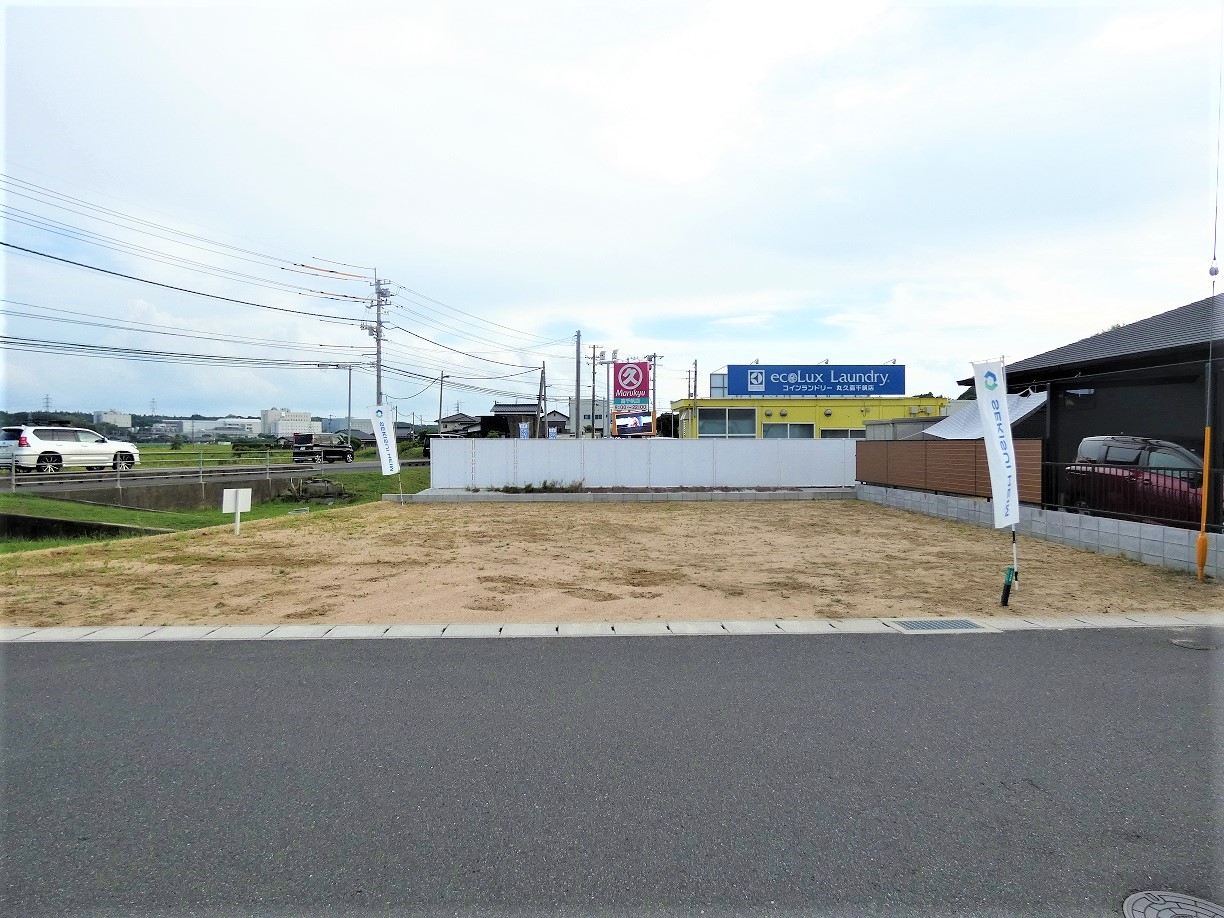 前面道路も広々としています。（2025.08撮影）