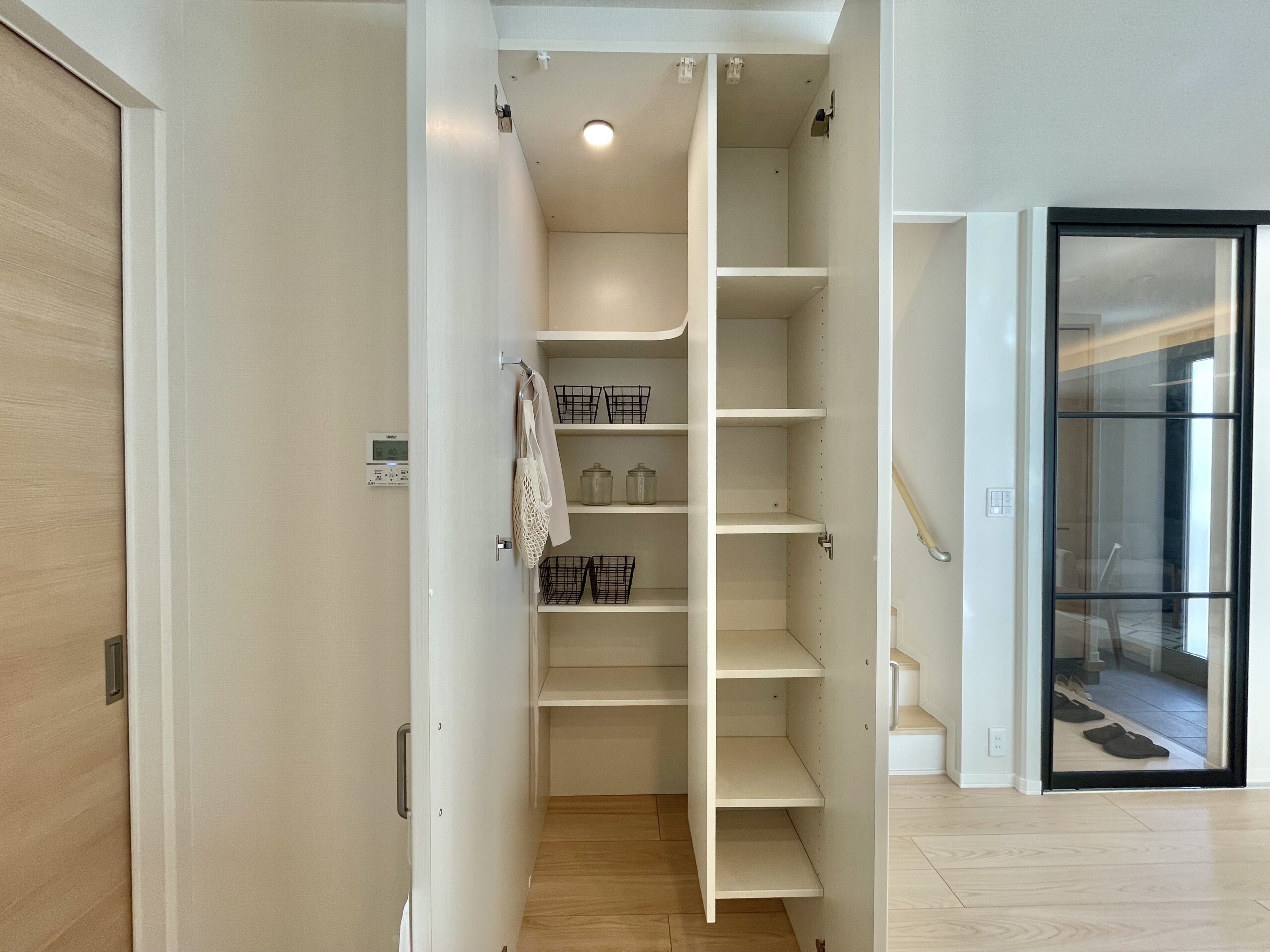 キッチン横のステップイン収納はパントリーとして◎