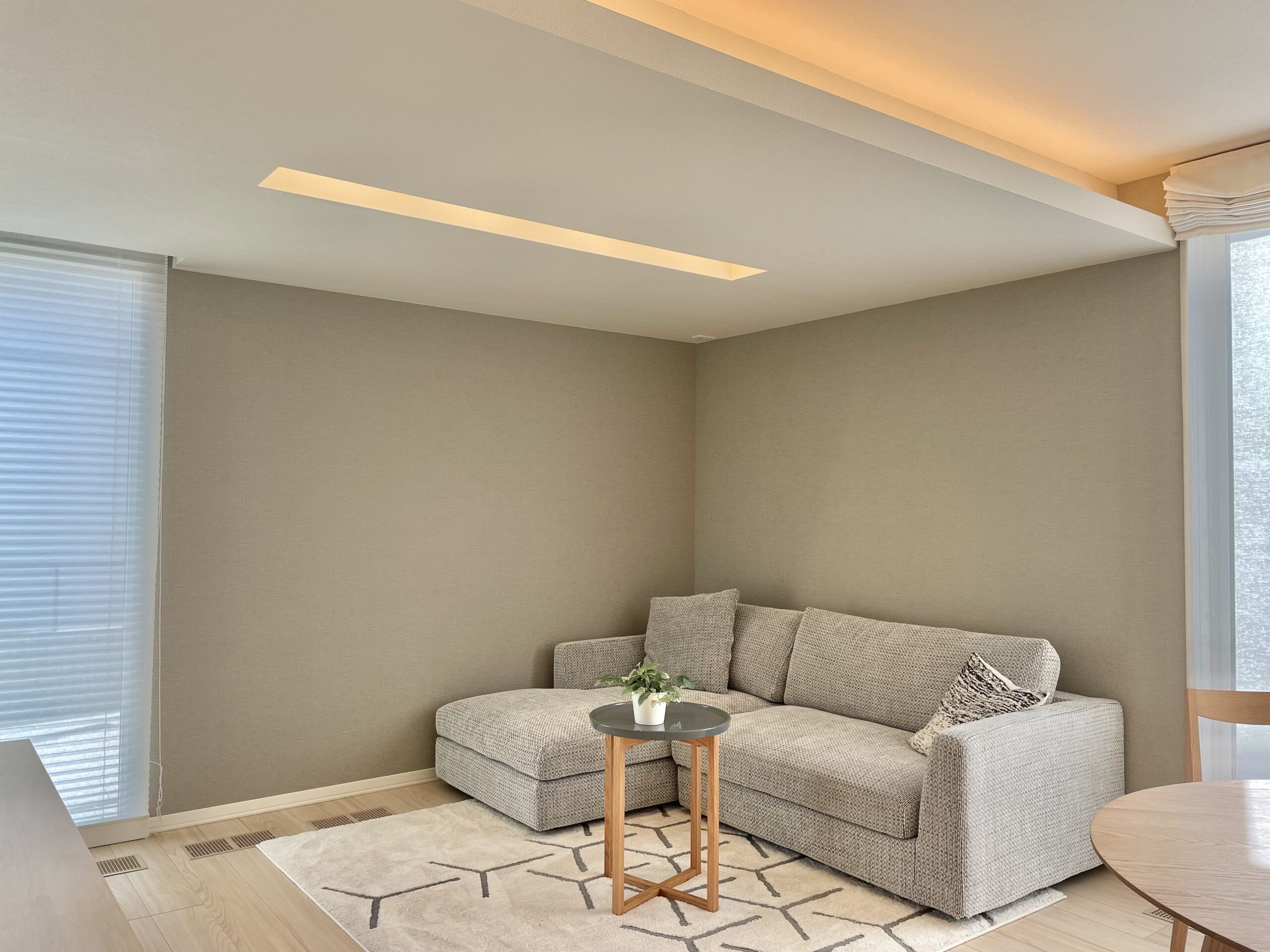 L字ソファと下がり天井の空間で昼夜問わず落ち着いて過ごせます