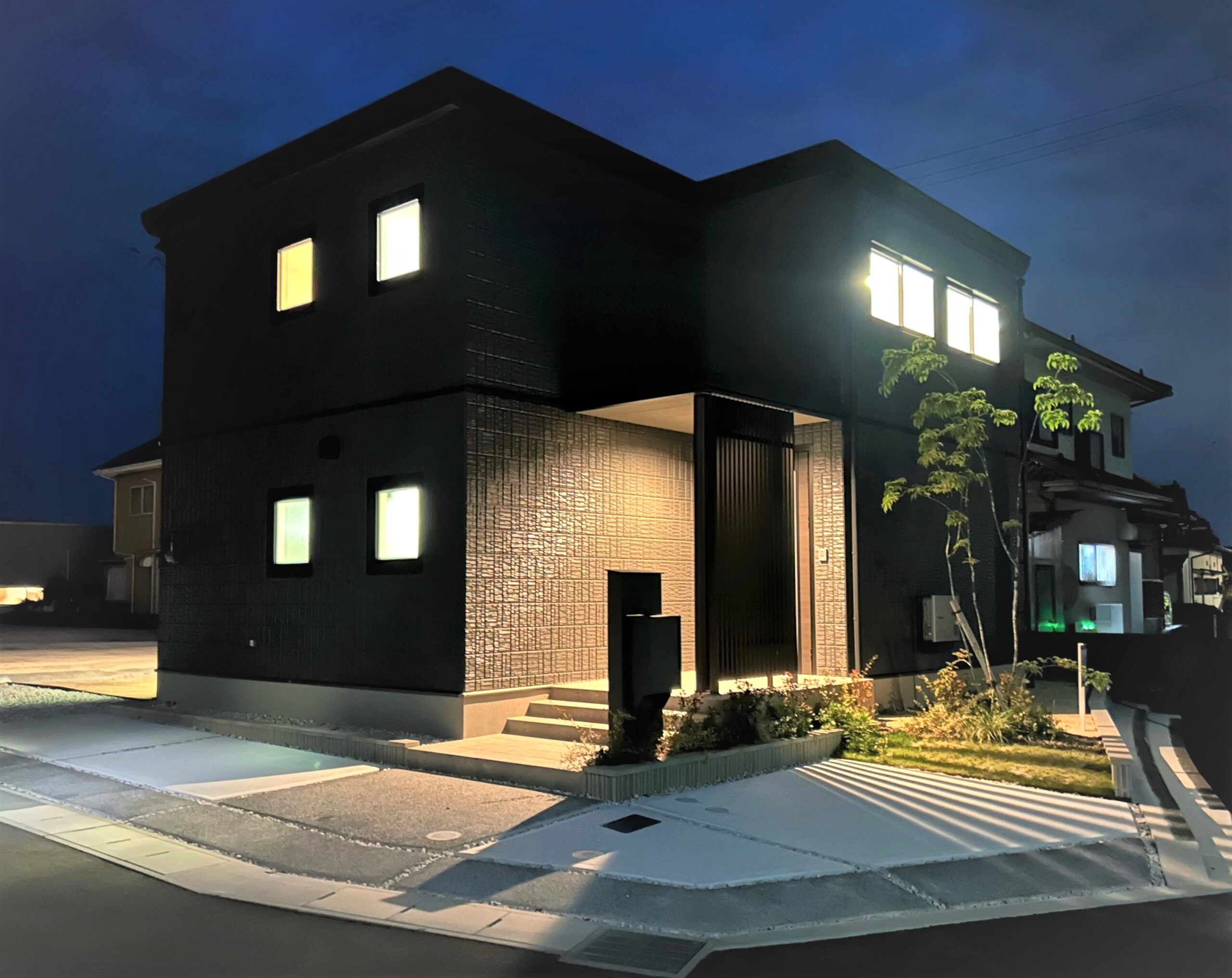 夜の外観も魅力的です！（2025.05撮影）