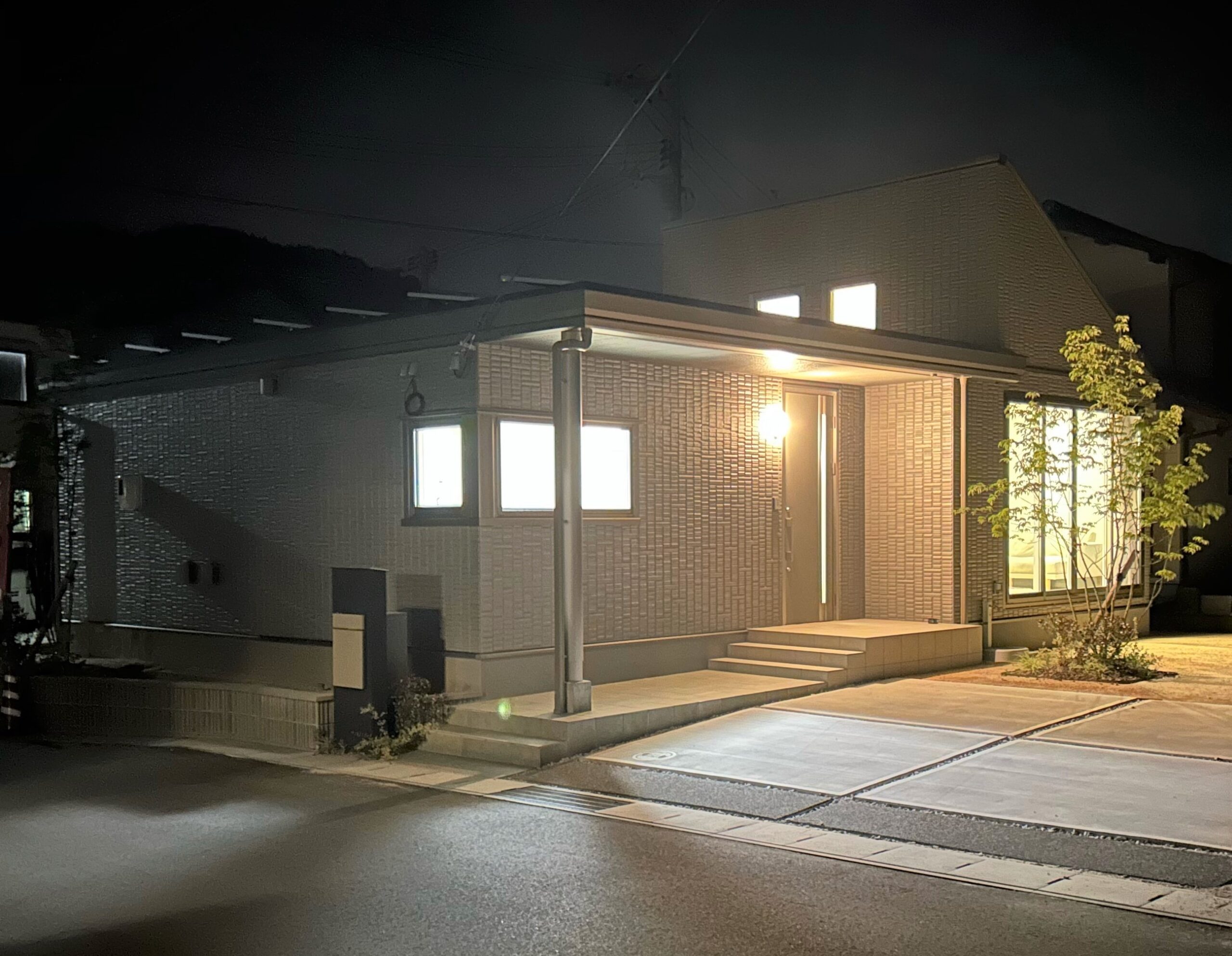 夜の外観も魅力的です！（2025.05撮影）