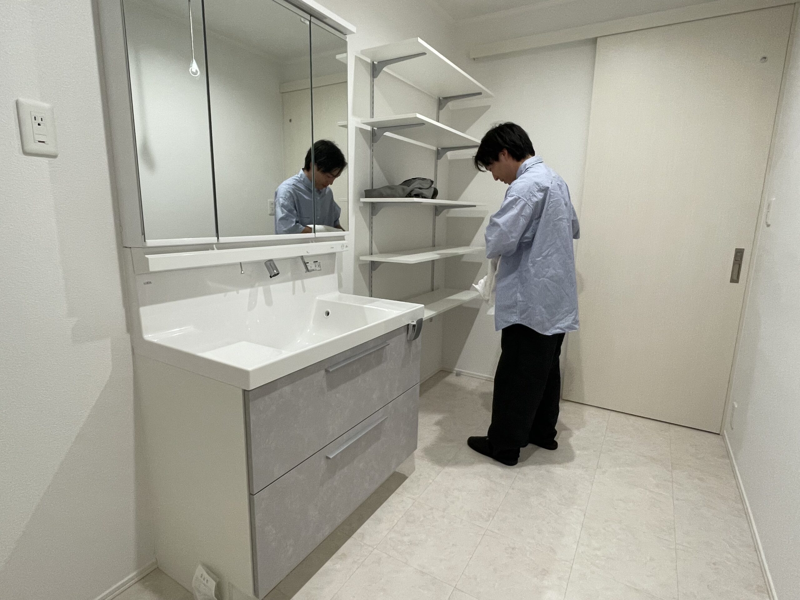 脱衣所に収納棚があり室内干しができる仕様となっています