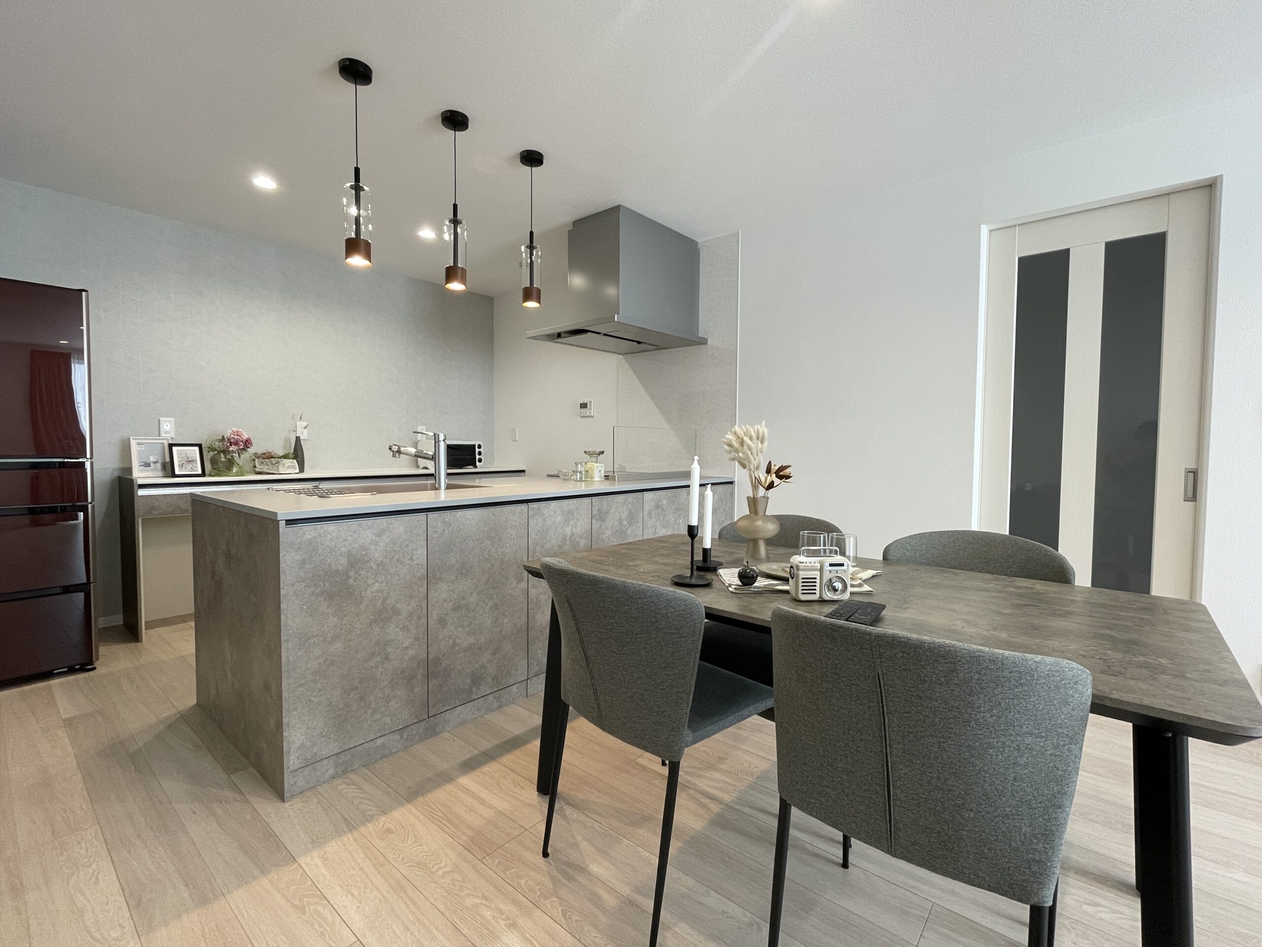 キッチンの前面には収納扉があり小物が収納できます