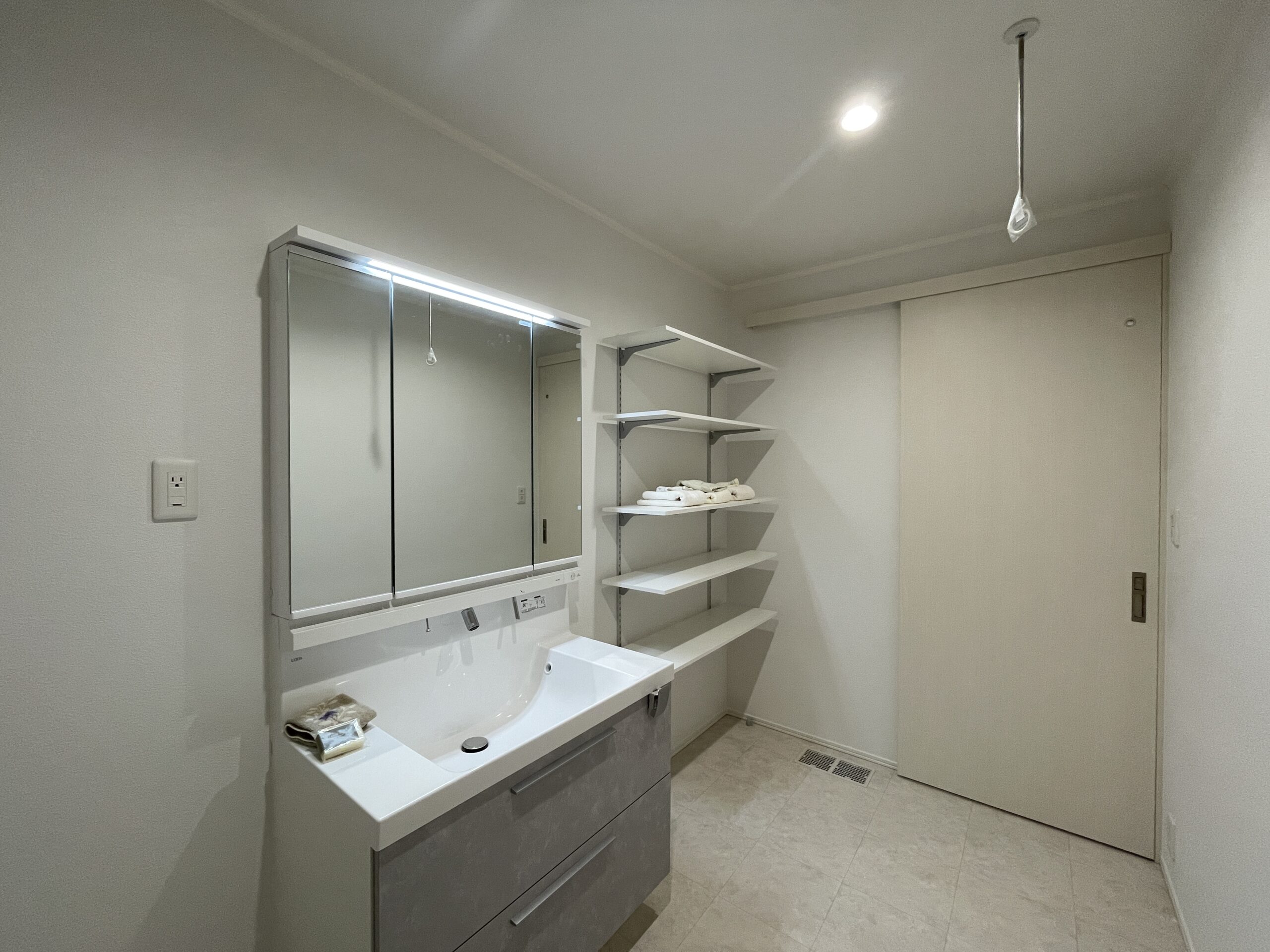 脱衣所に収納棚があり室内干しができる仕様となっています